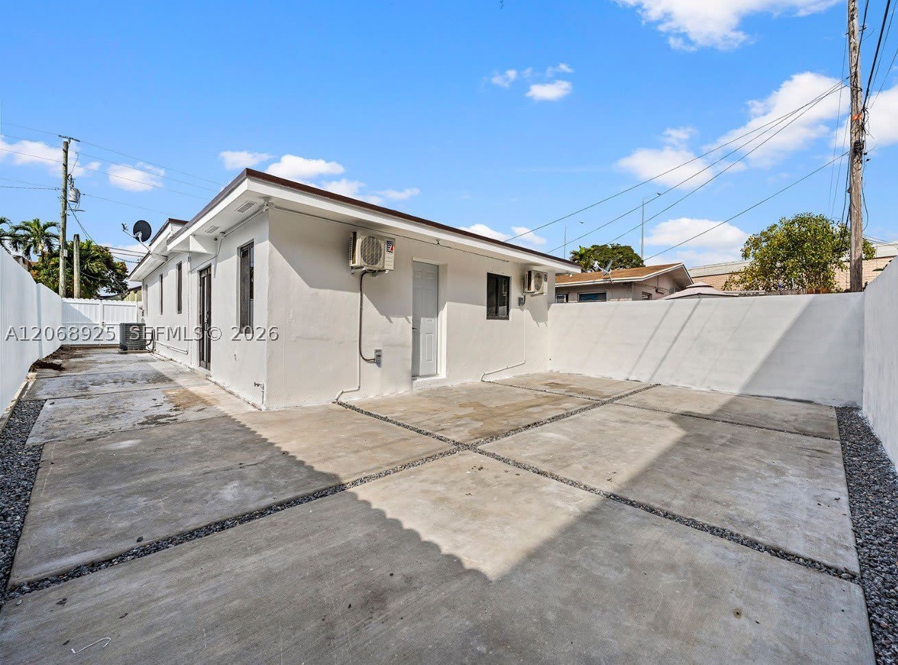 921 NW 22nd Ct – photo 1