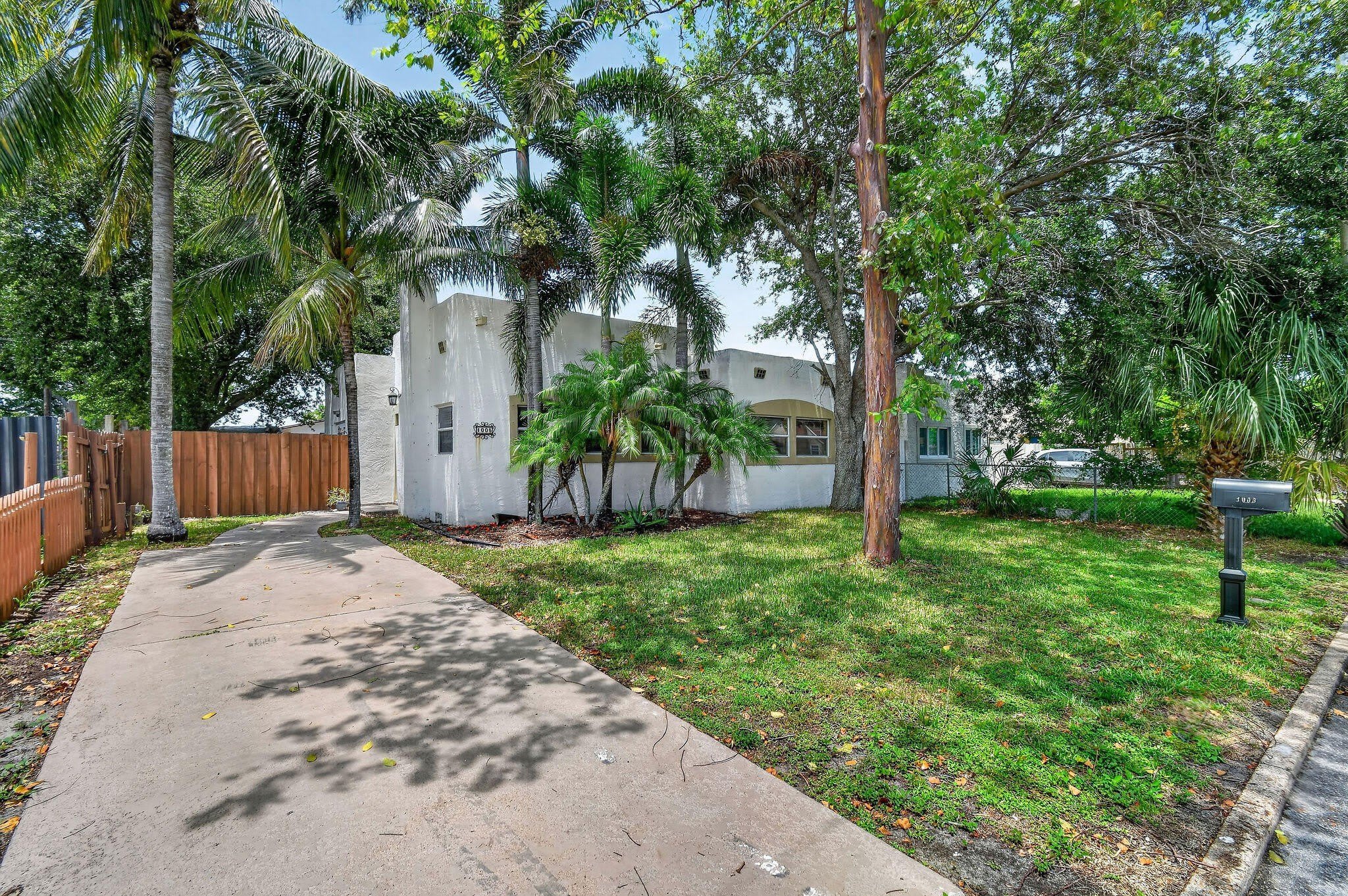 1005 Selkirk Street – photo 1