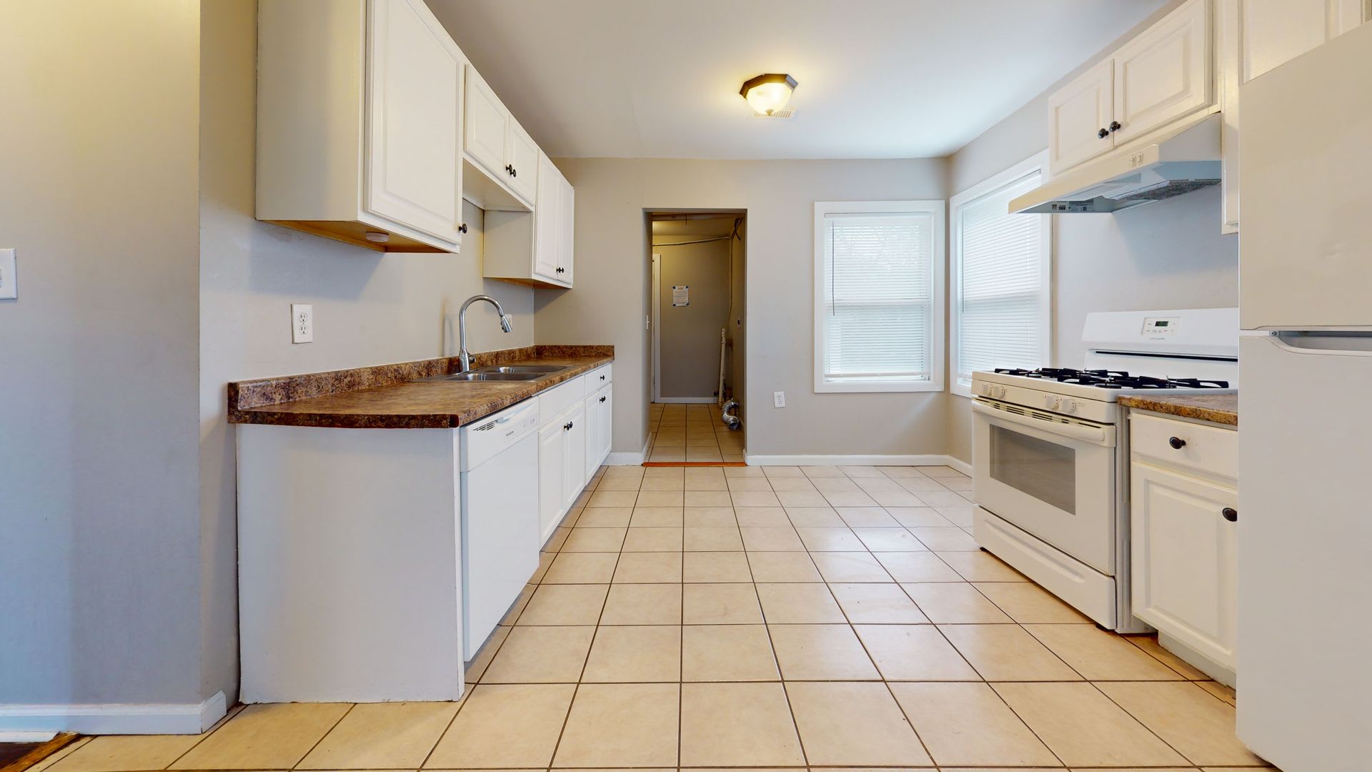 Bright 3-Bedroom Ranch for Lease in Warren – photo 4