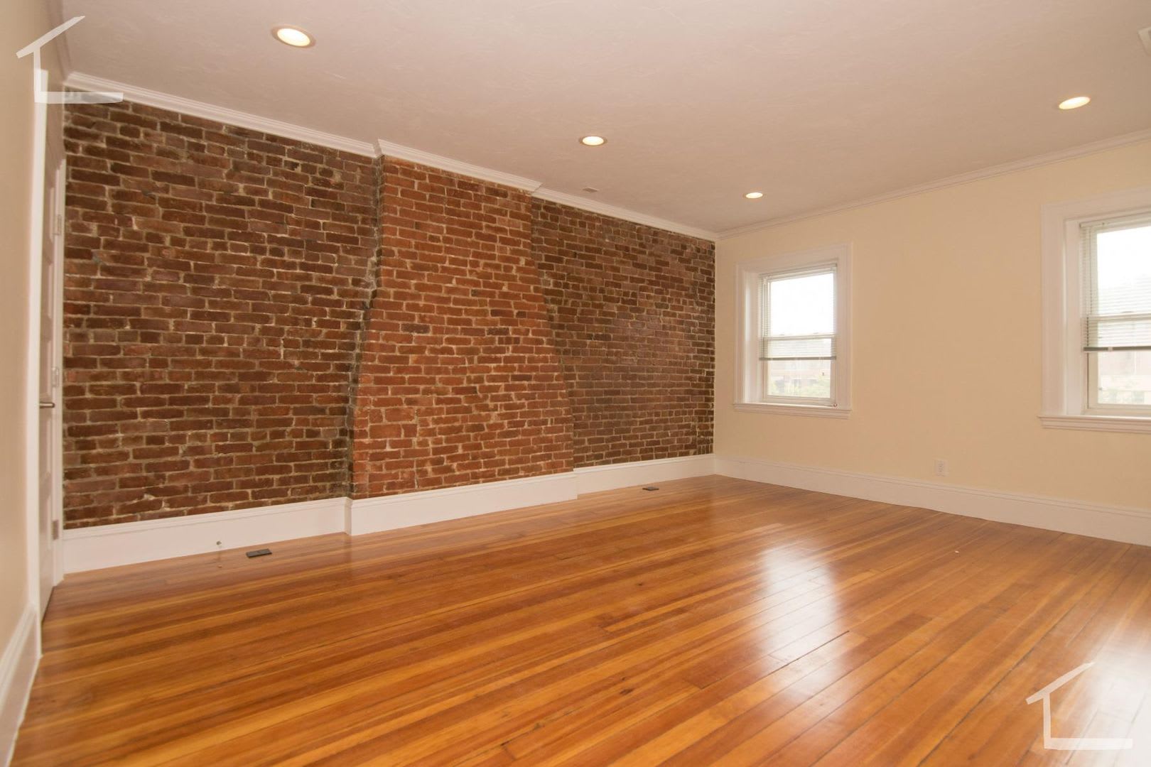 Charming 3 Bedroom-No Broker Fee – photo 4