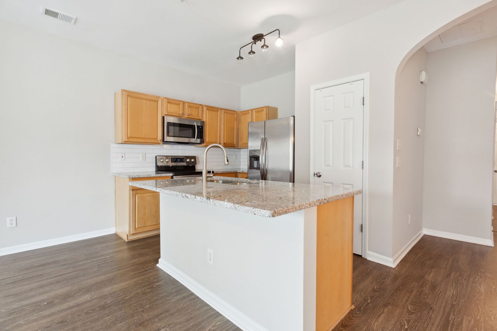 Azalea Circle Charmer – Walkable, Stylish & Move-In Ready – photo 4