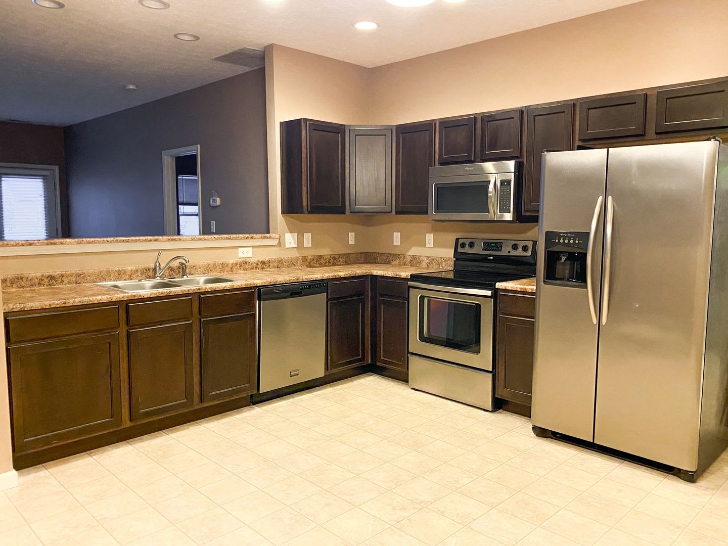 3 Bedroom Home In Lindberg Village – photo 2
