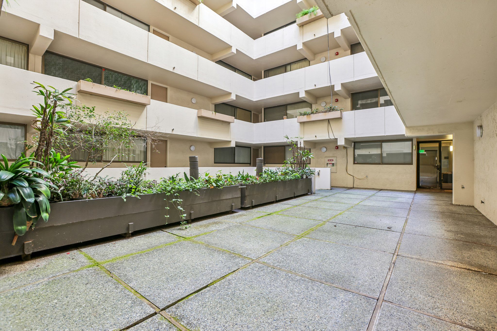 2055 Sacramento Apartments – photo 3