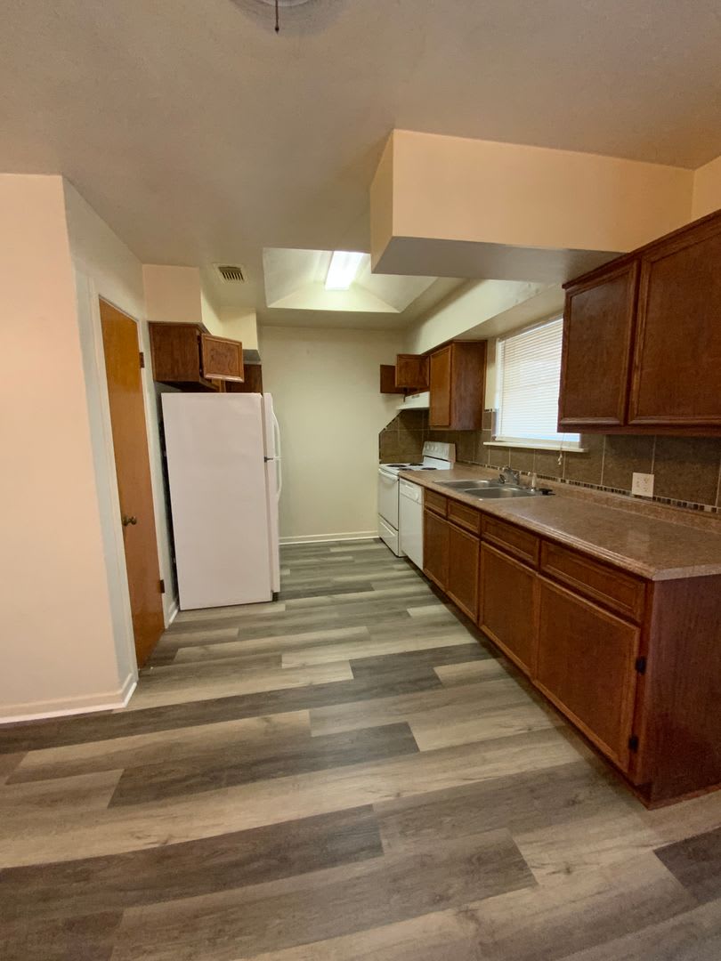 Available for immediate move in! Quaint home with vinyl plank flooring! – photo 4