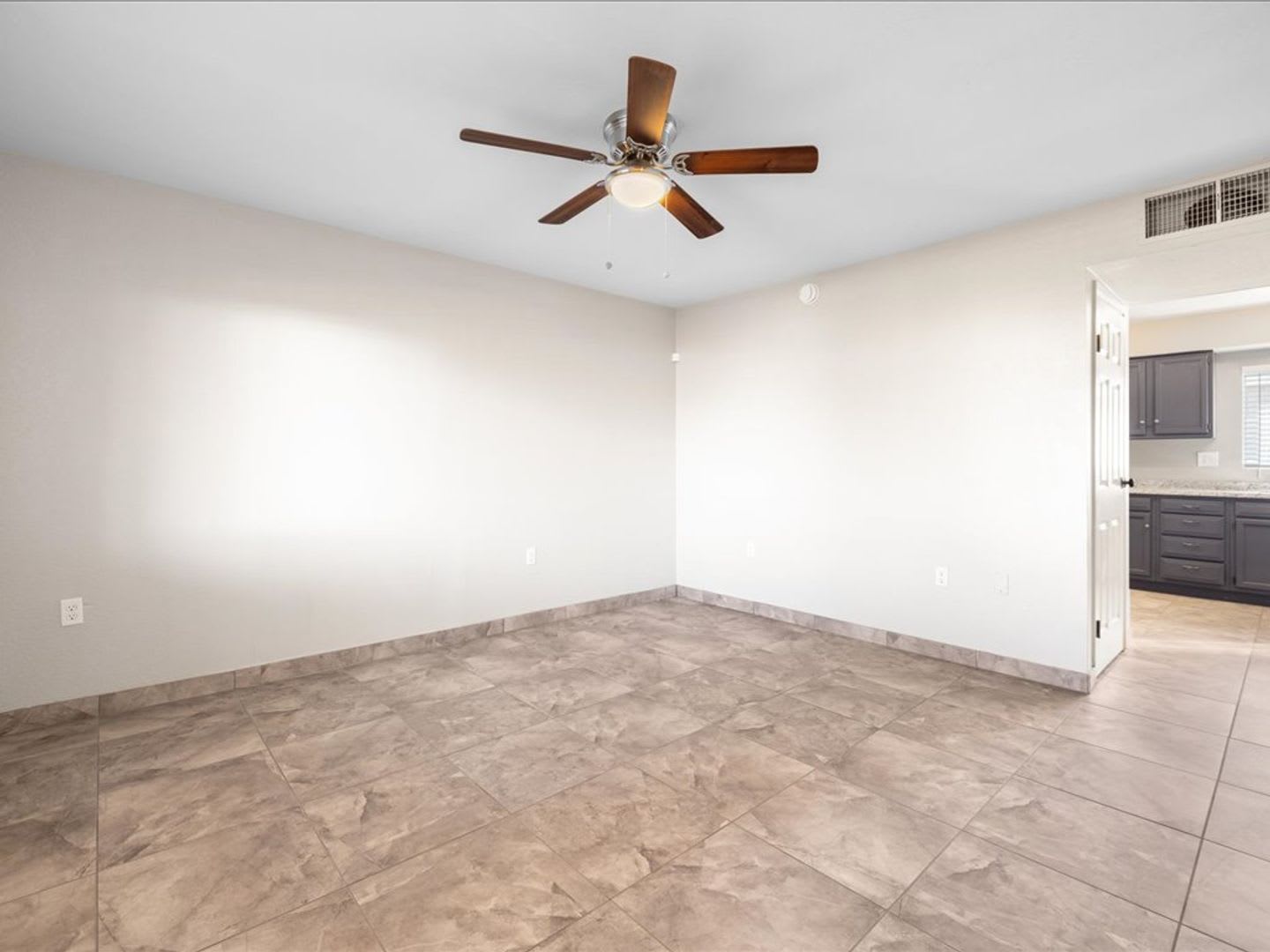 2 Bedroom 1 Bathroom -ALL Brand New Appliances! – photo 4