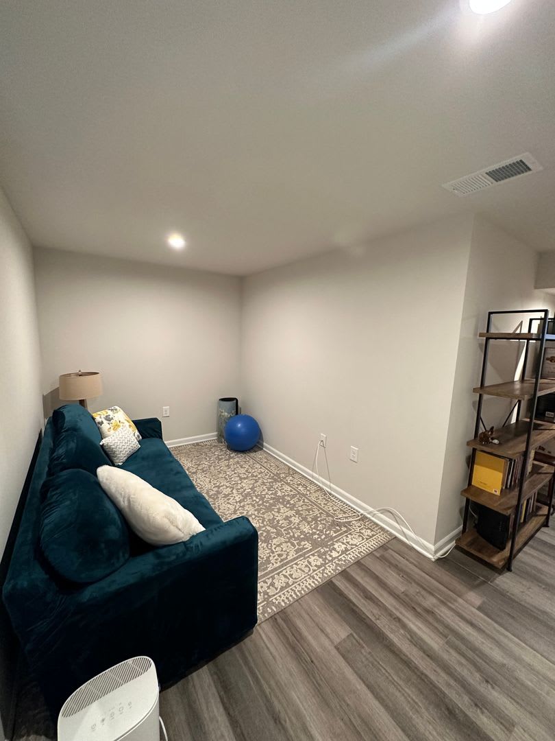 FULLY FURNISHED like-new Townhouse w/ Garage – photo 5