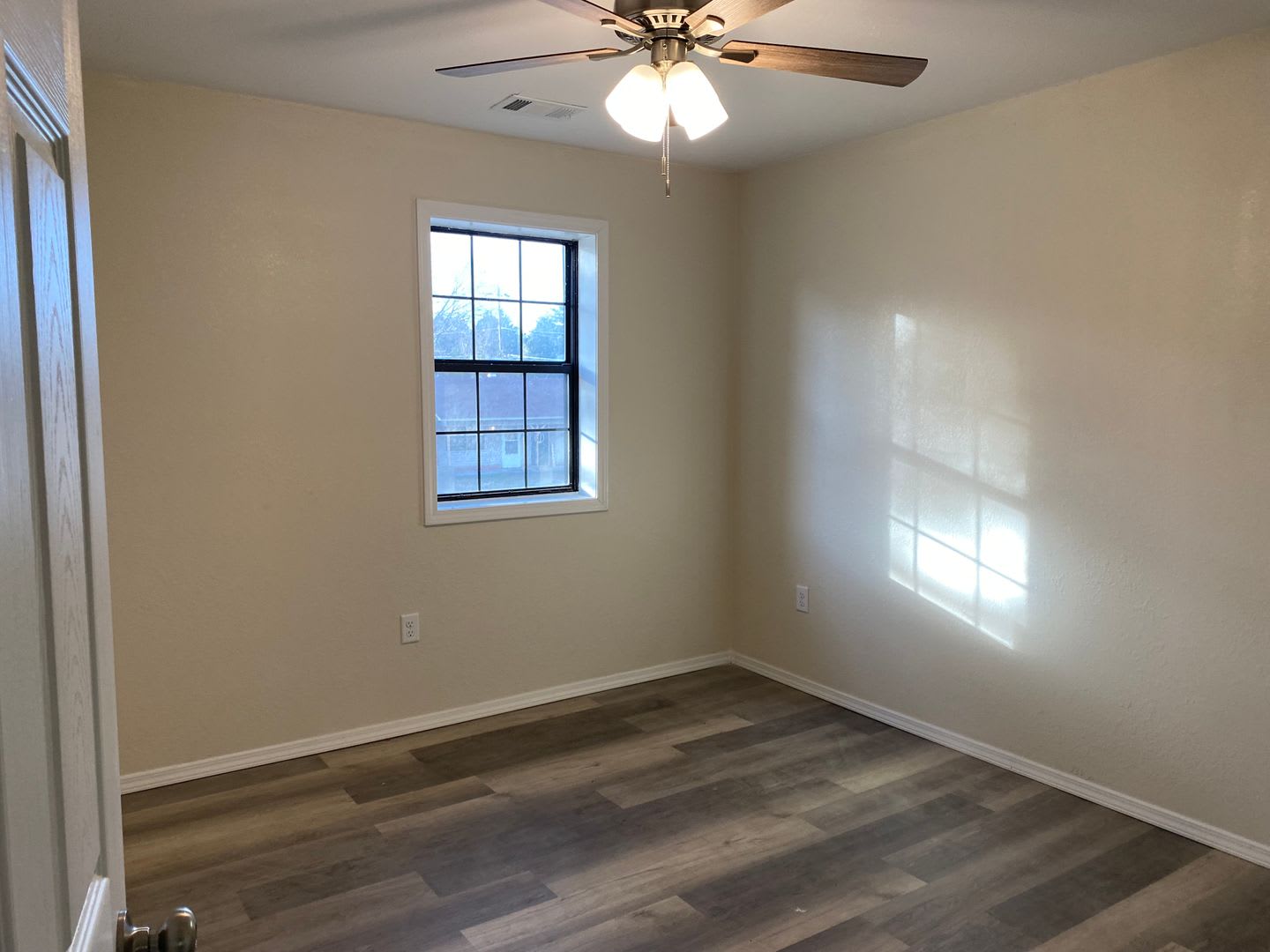 Come take a look at this newly remodeled 3-bedroom, 2-bathroom home – photo 5