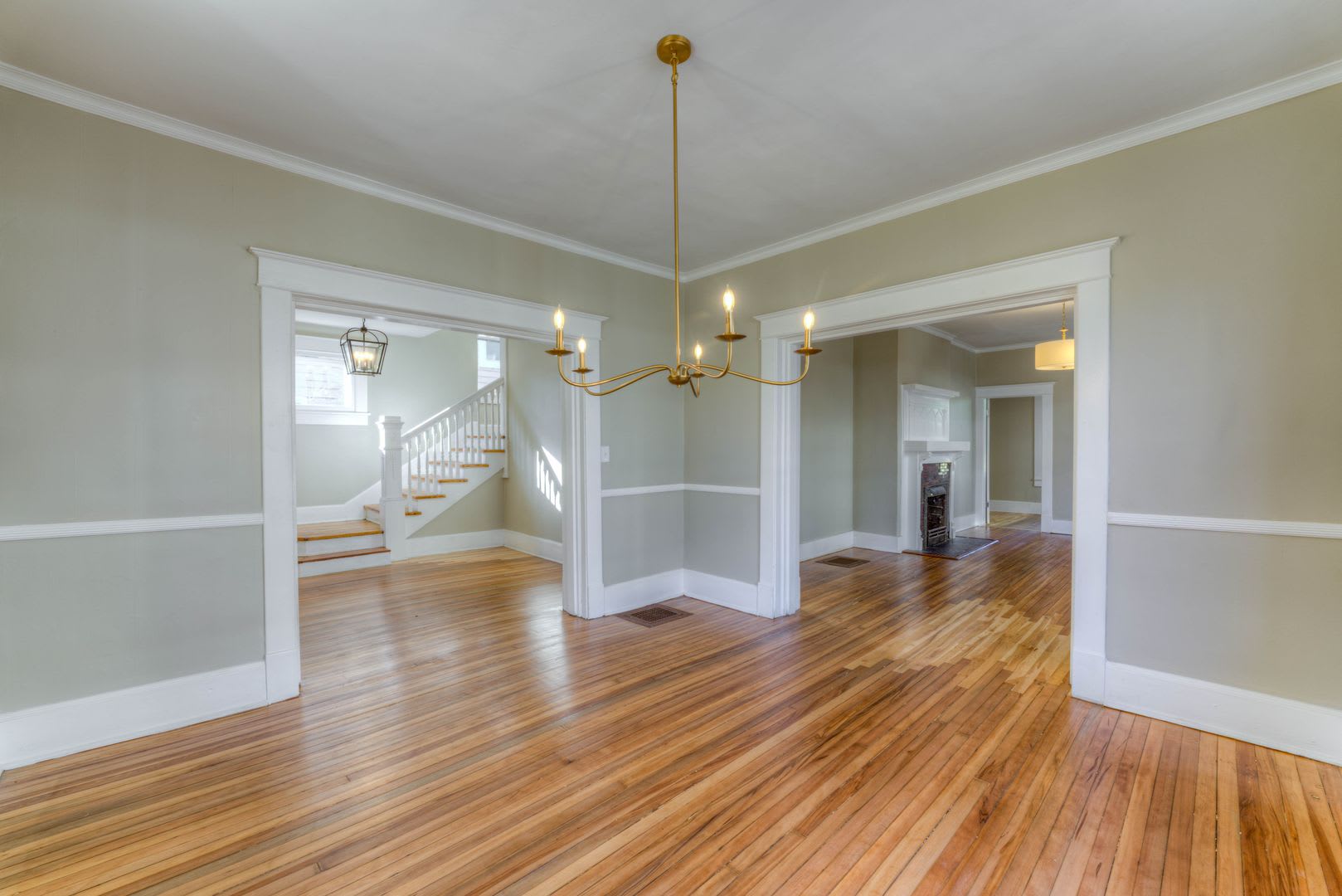 Beautiful 4 Bedroom Home With Hardwood Floors Modern Kitchen – photo 2