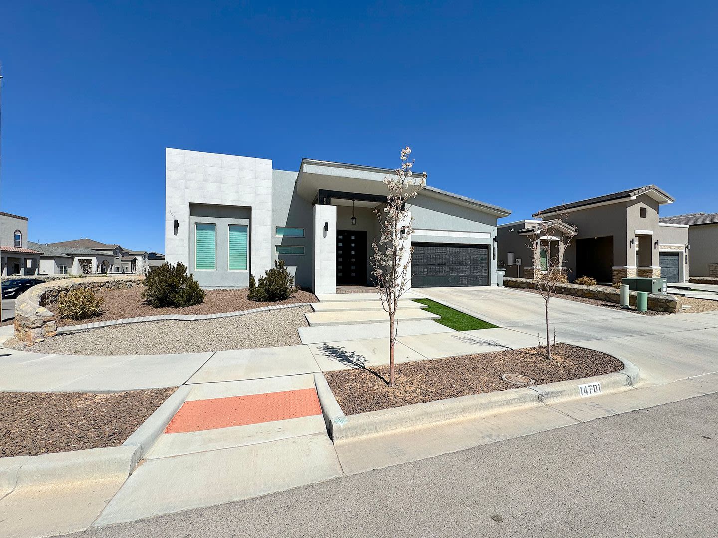 Immaculate East El Paso 4 bed Refrig A/C! – photo 1