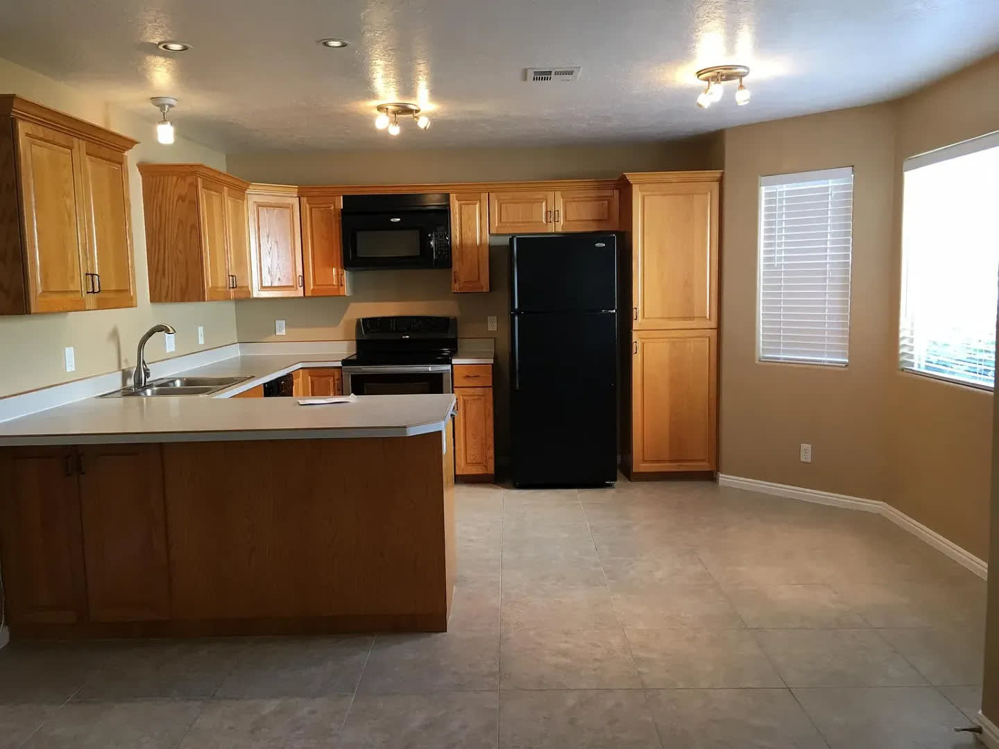 3 Bedroom Condo with Community Pool! – photo 1