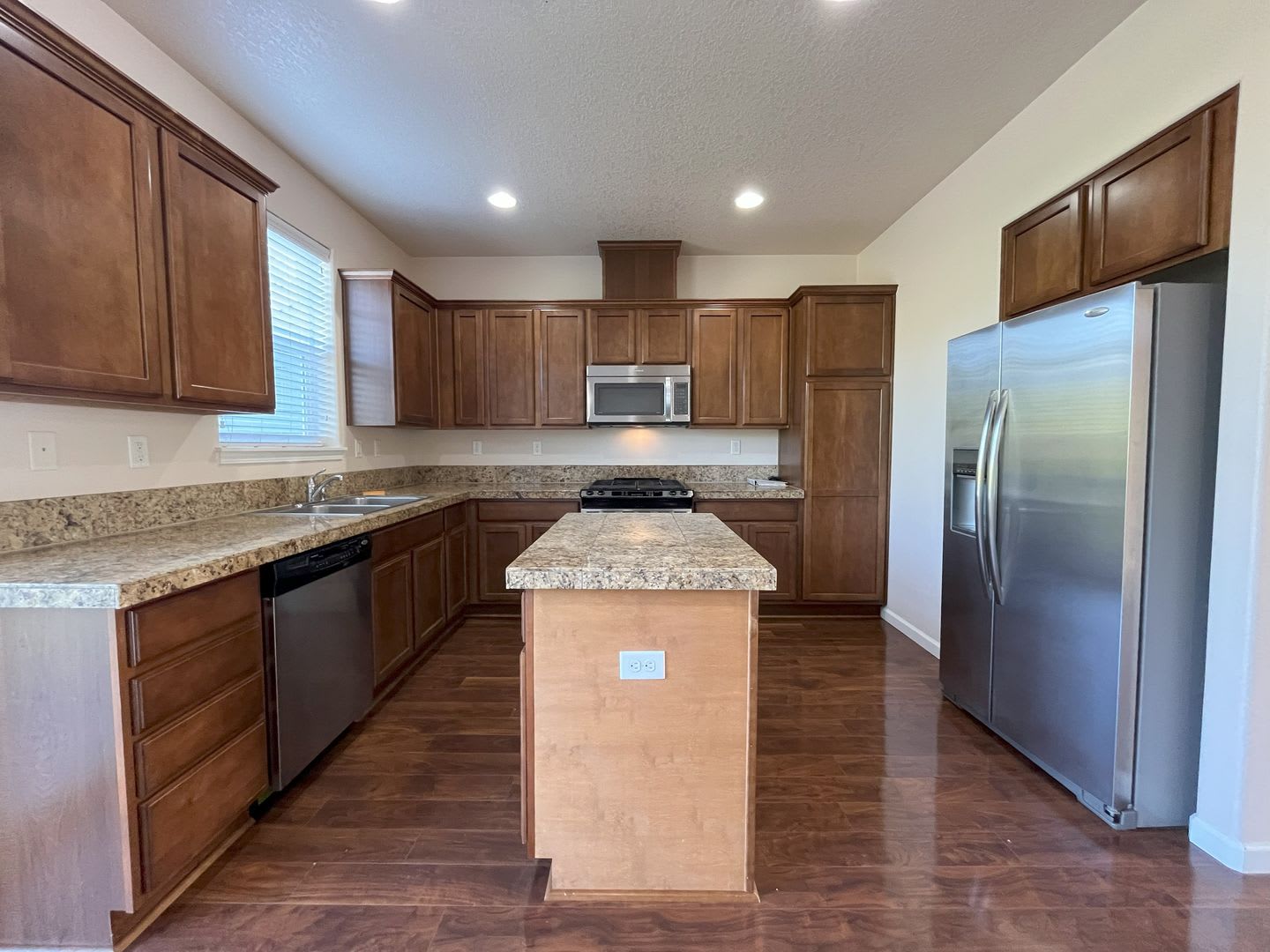 Spacious Tigard 3 Bedroom Townhouse with Open Kitchen, Attached Garage & Balcony – photo 4