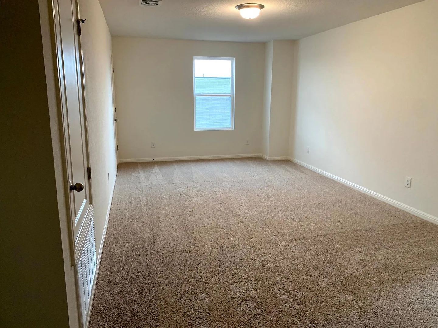 Room In 4 Bedroom Home In Kyle – photo 4