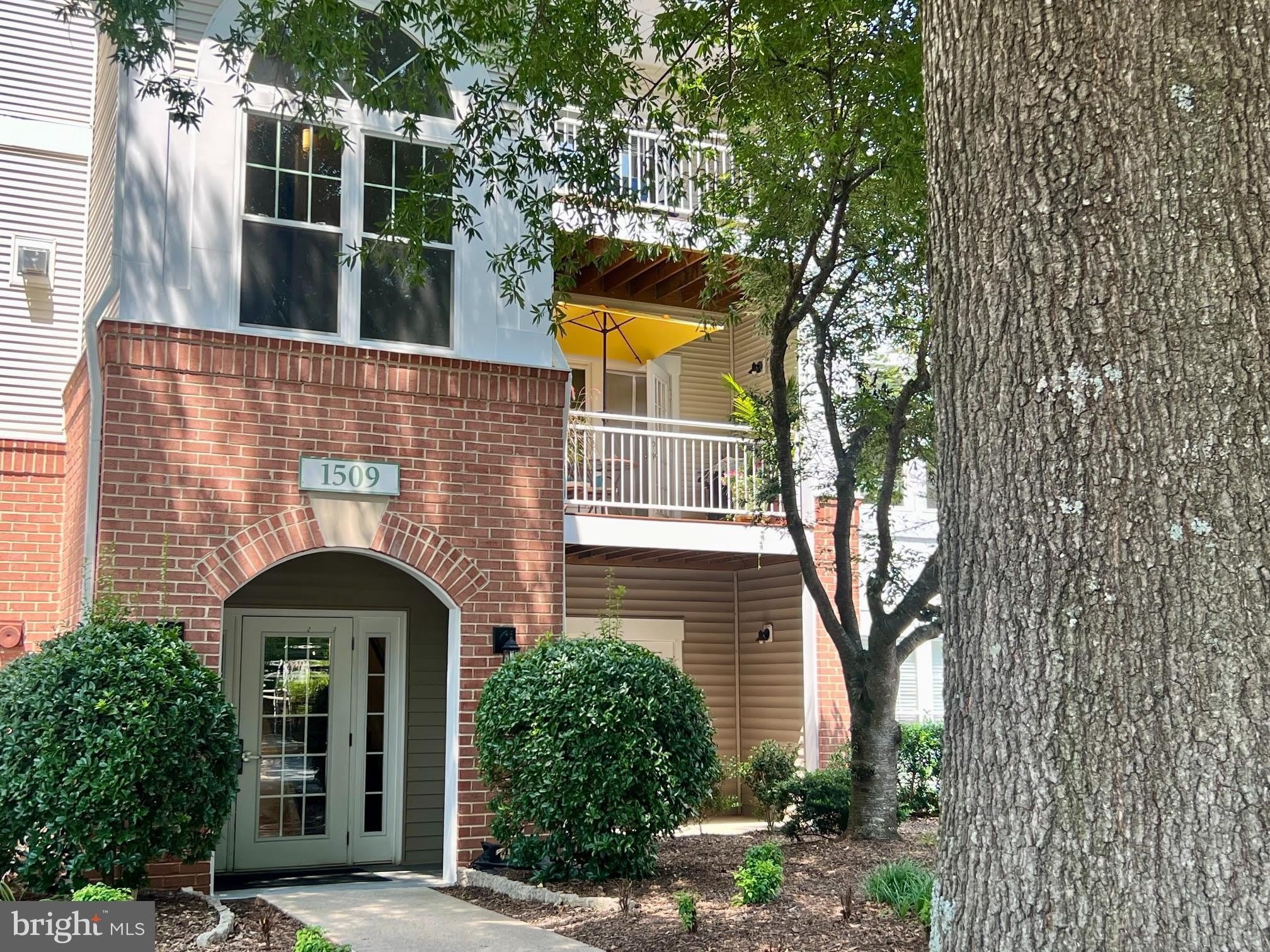 1509 N POINT Drive – photo 2
