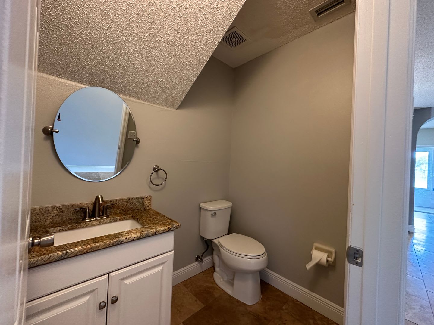 Beautiful Townhome in a gated community with assigned parking spots and a community pool – photo 4