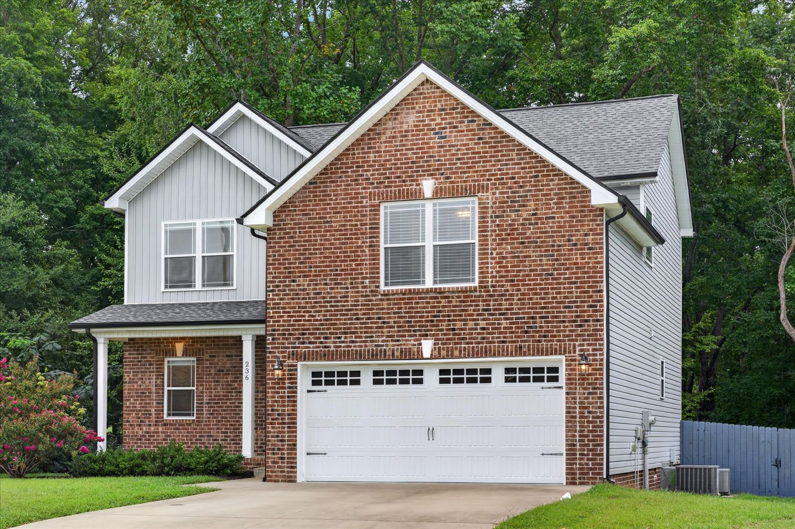 Pet Friendly Three Bedroom with Bonus in Sango! – photo 2