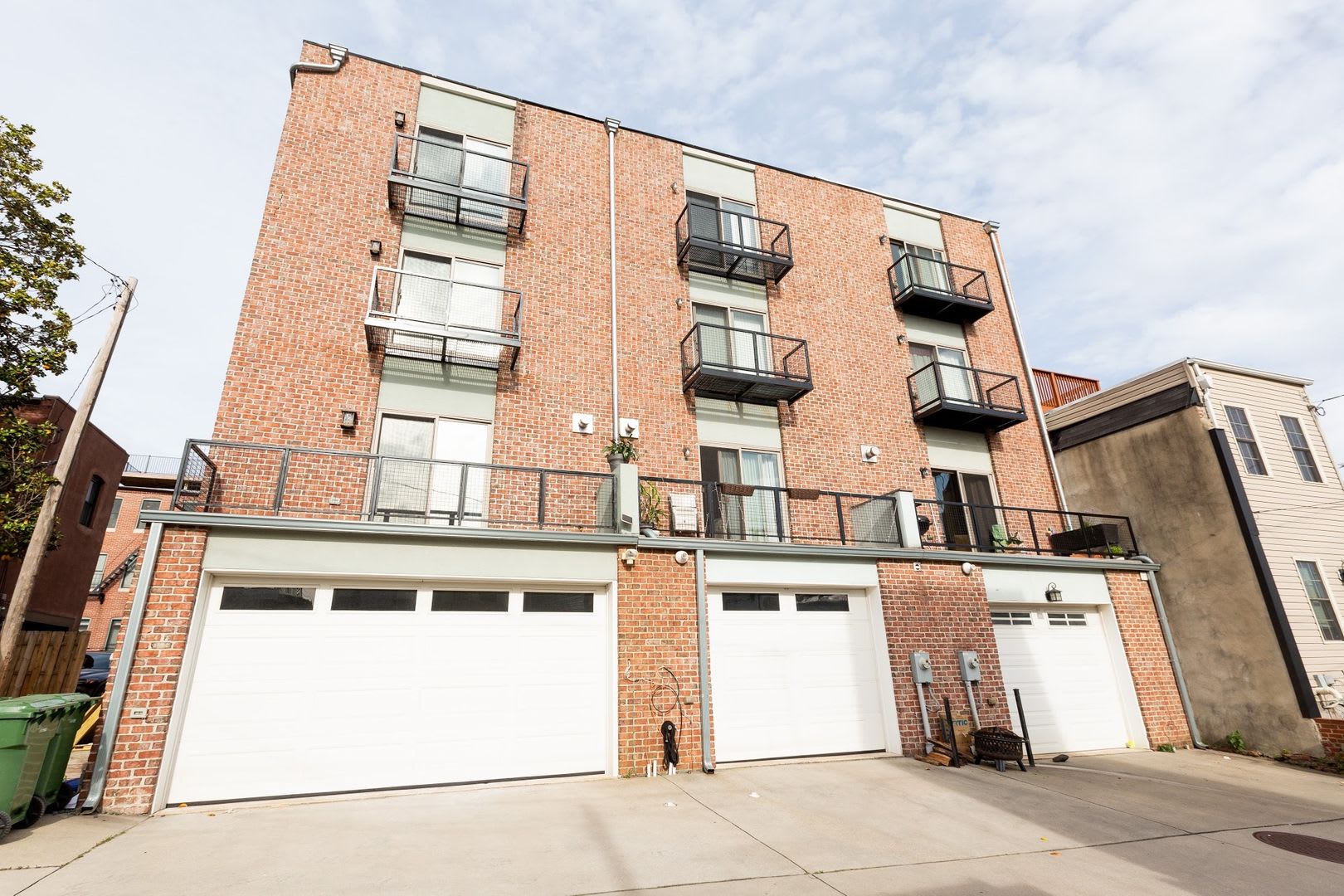Charming 3BD/3.5BA Townhome with Attached Garage in Canton, MD! – photo 2