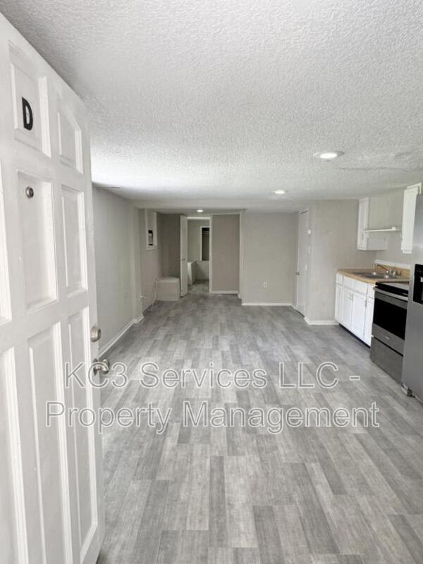 6131 NE Vivion Rd – photo 2