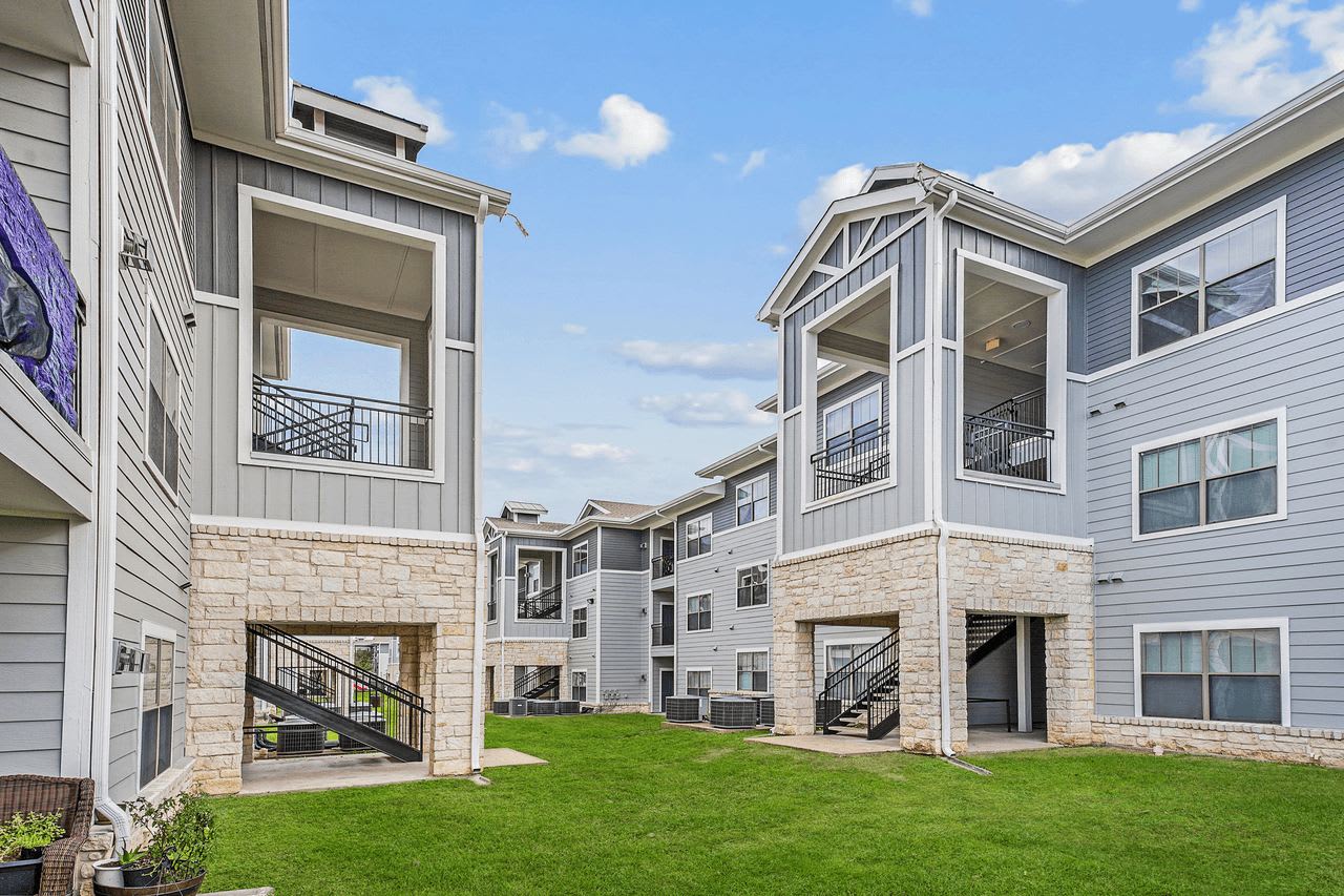 Frontier East Apartments – photo 5