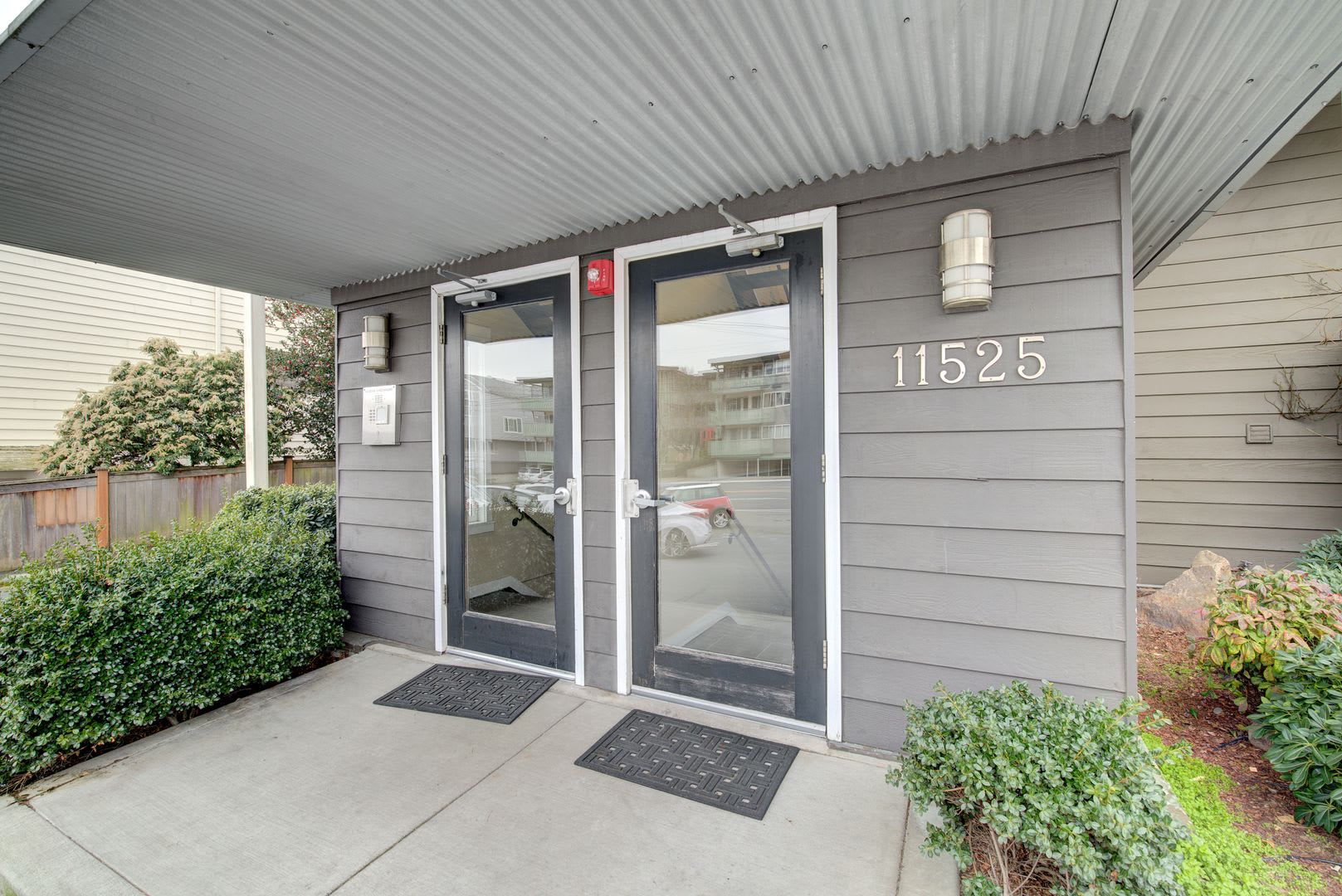 3Bd 1 75Ba Seattle Condo – photo 2