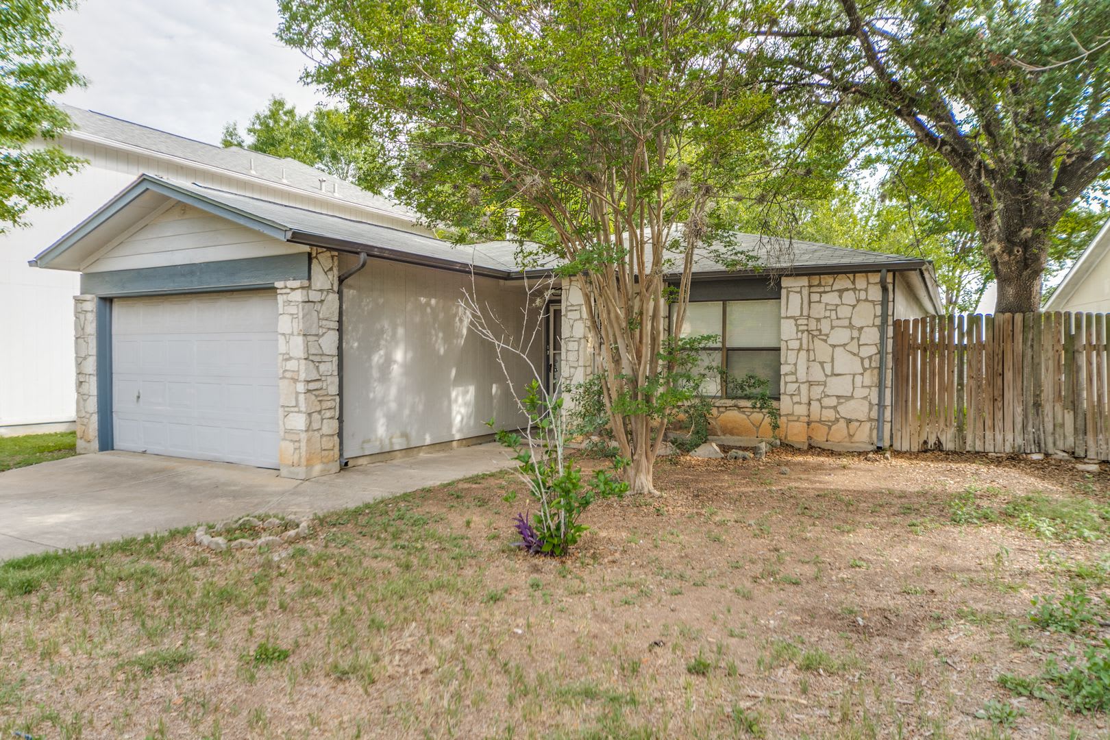 Welcome home to this charming single-story home in Hunters Chase – photo 2