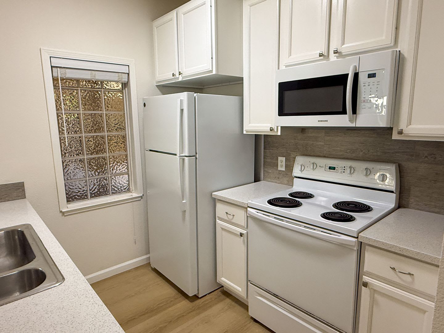 Sharp 1 Bedroom 1 Bath Condo in the Desirable Parc Crossings Community of Mountain View – photo 4