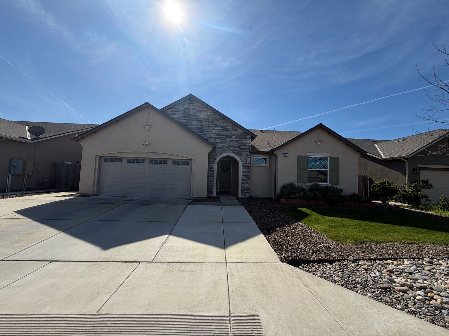 Adorable 3 Bedroom, 2 Bathroom Home in a Quiet North Hanford Neighborhood – photo 2