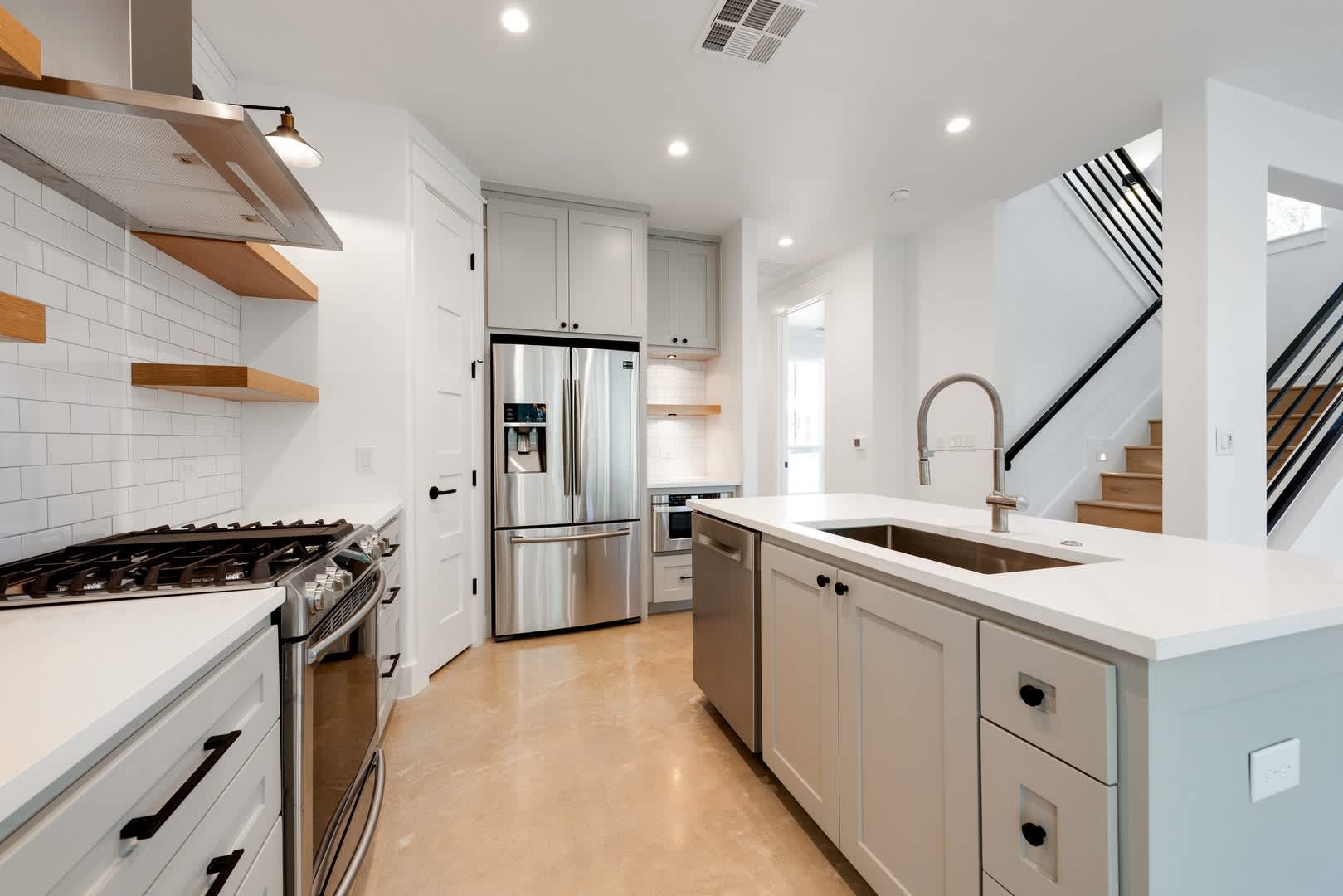 UT PRE-LEASE: New Construction: Luxury 4 bed / 3 bath home in West Campus – photo 3