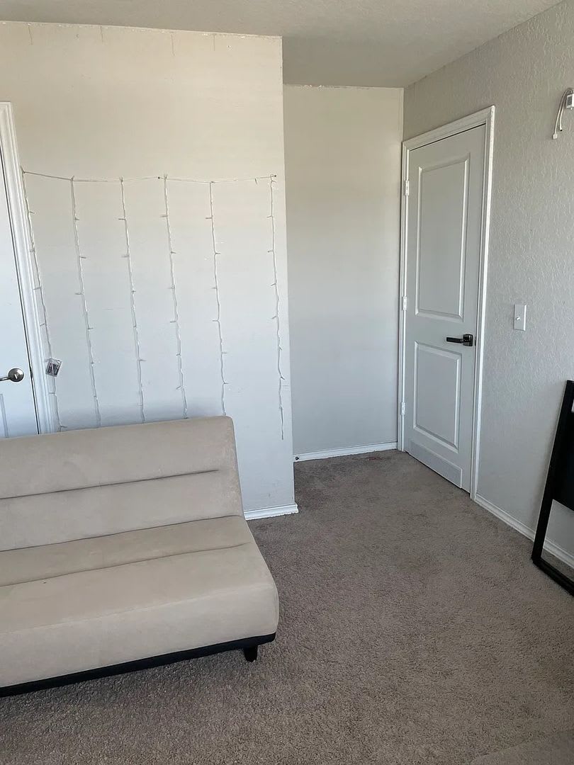 Room in 4 Bedroom Home in San Antonio – photo 2