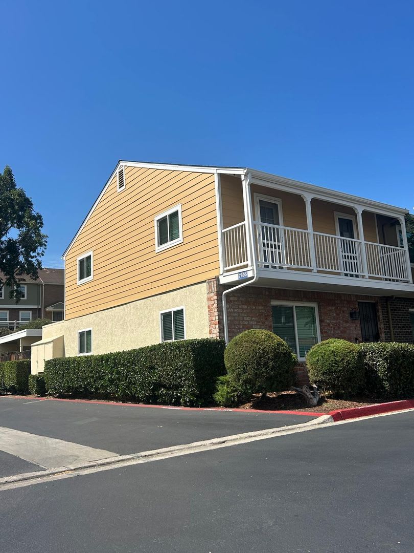 Fully upgraded 3 bedroom/1.5 Bath Two Story Condo! $3,745 – photo 2