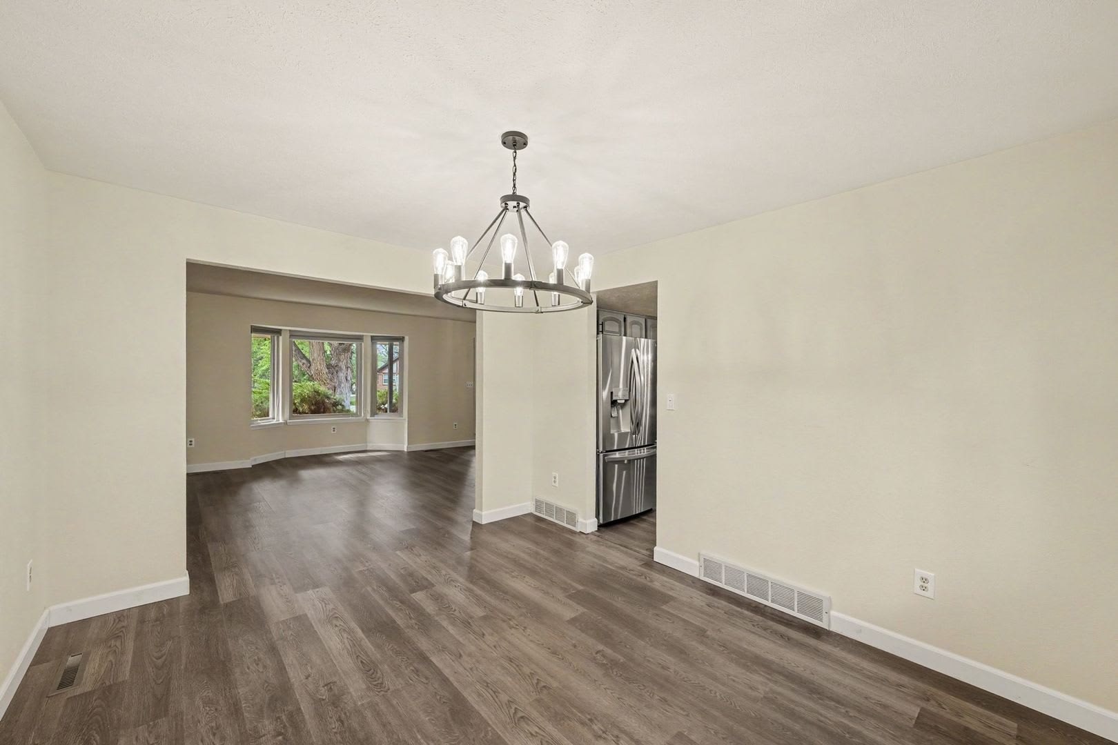 Highly Desirable 3 bed/ 1.5 bath with Indoor Pool – photo 2