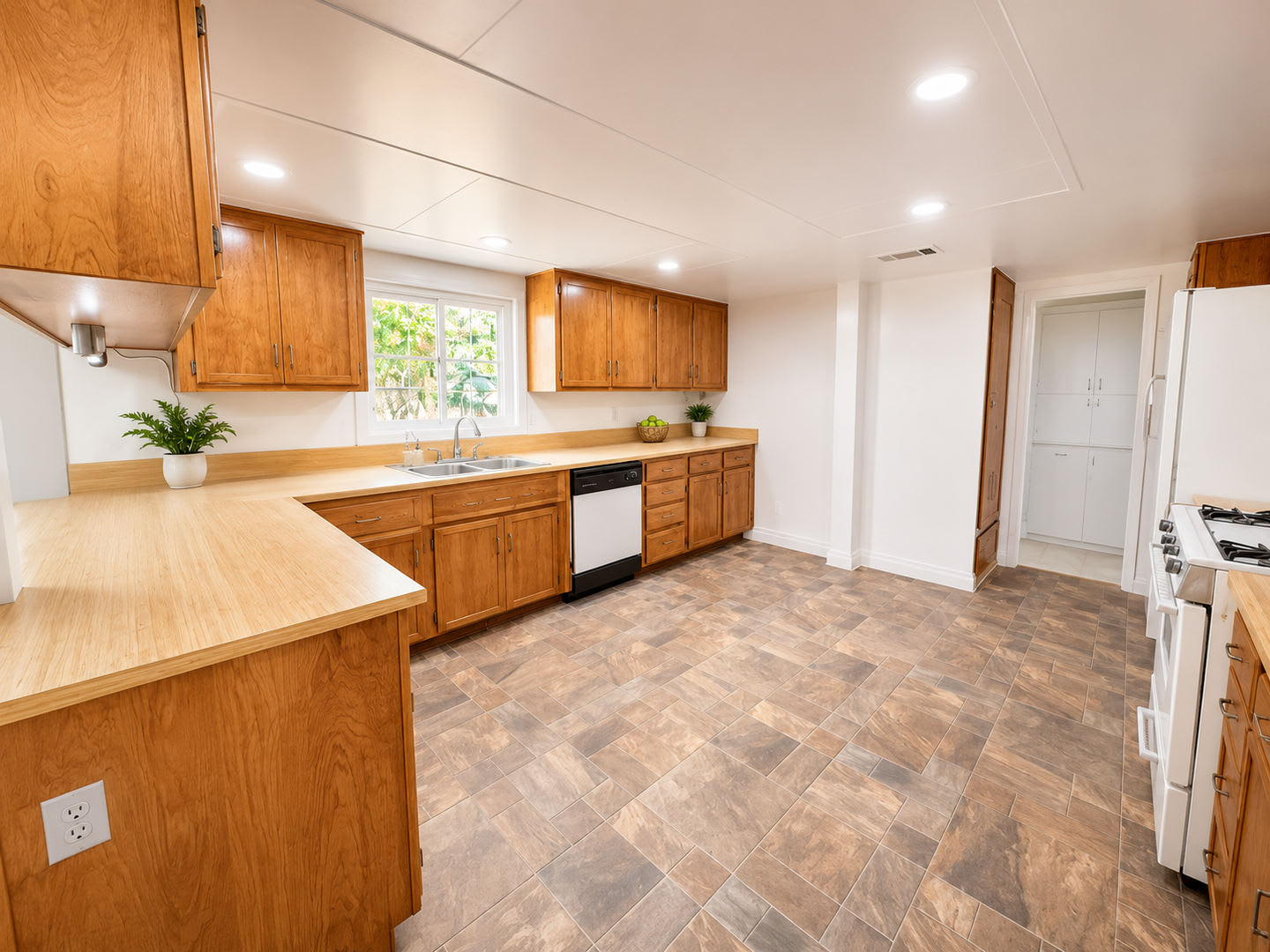 4 bedroom 2.5 bathroom house in Apple Valley Ca! – photo 5
