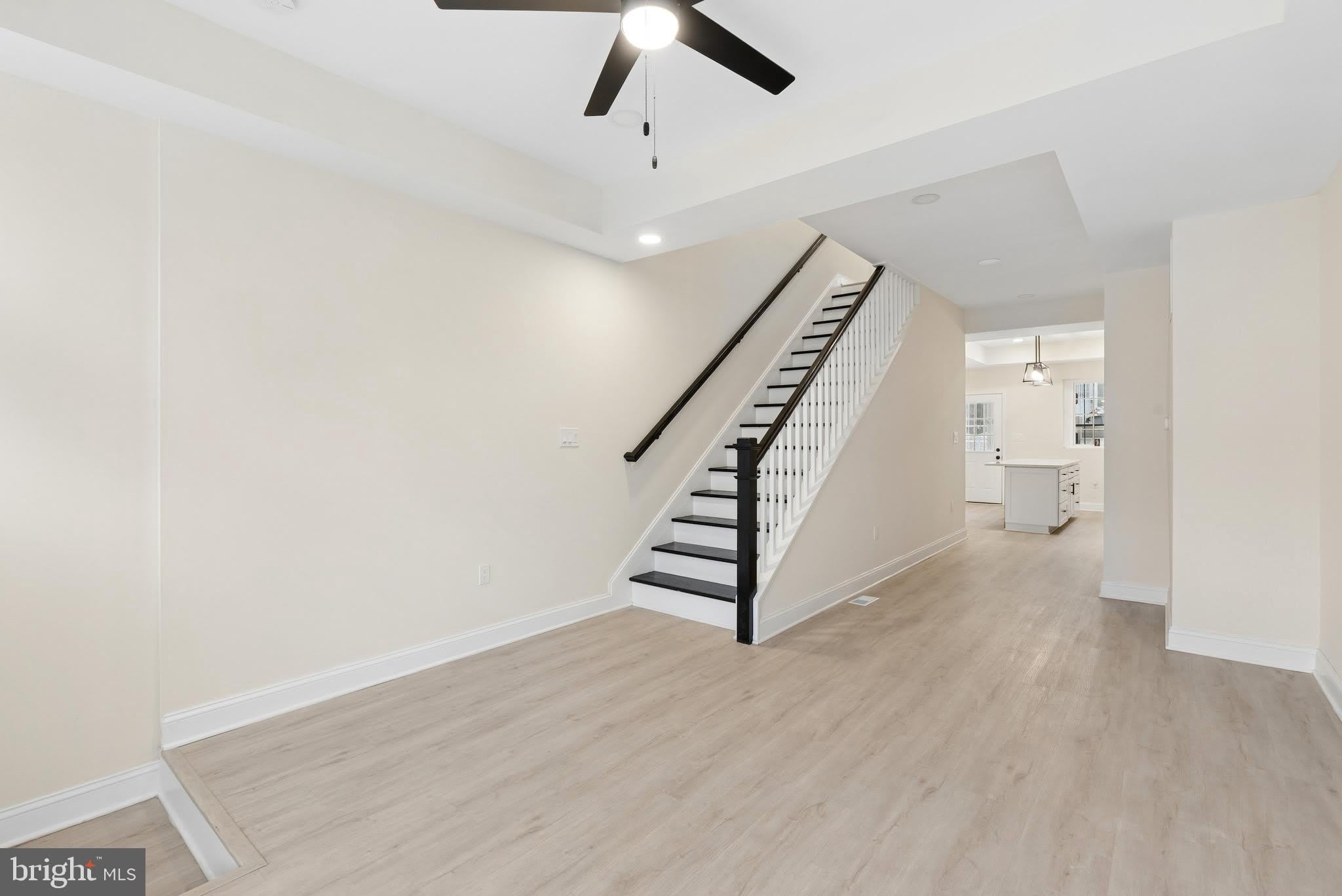 2416 E HOFFMAN Street – photo 2