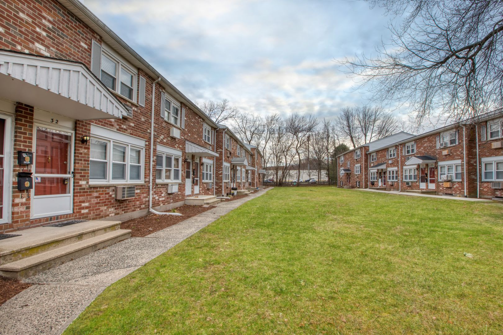 Beautiful two-bedroom townhouse condo with open floor plan – photo 4