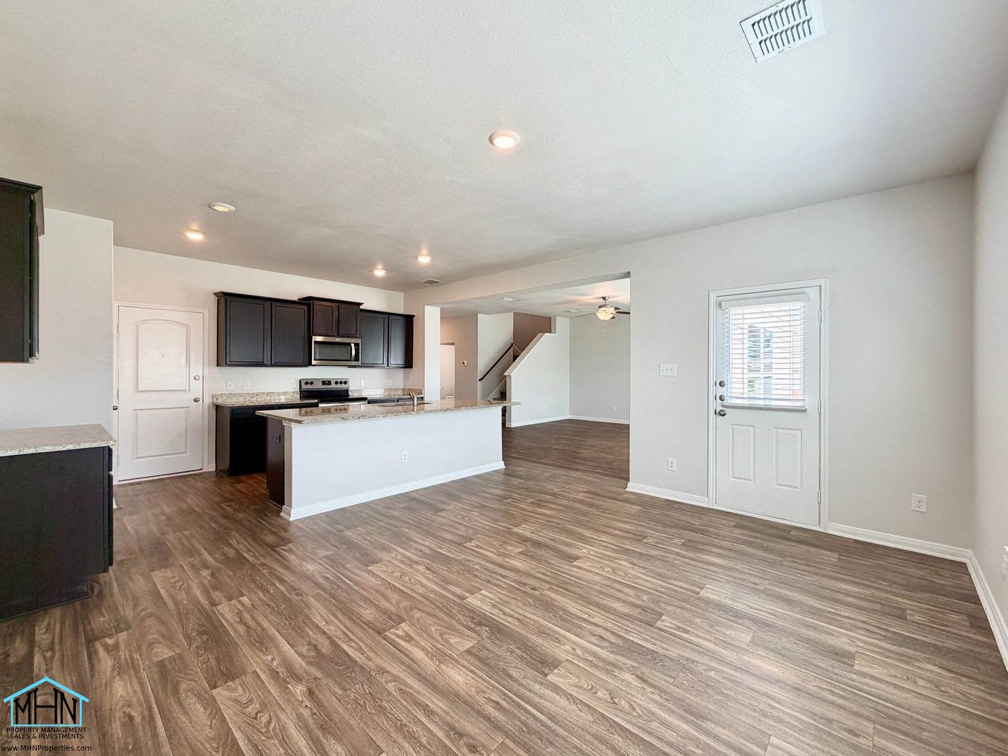 Two-Story Residence Blending Modern Charm with Natural Elegance – photo 5