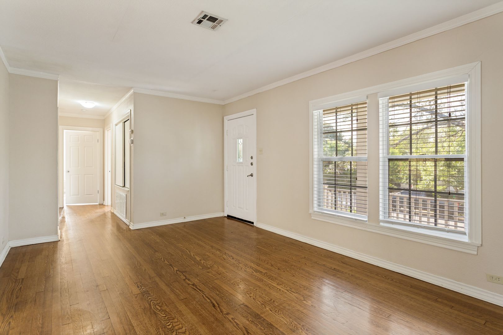 Beautiful 2 Bedroom Terrell Hills Cottage – photo 3
