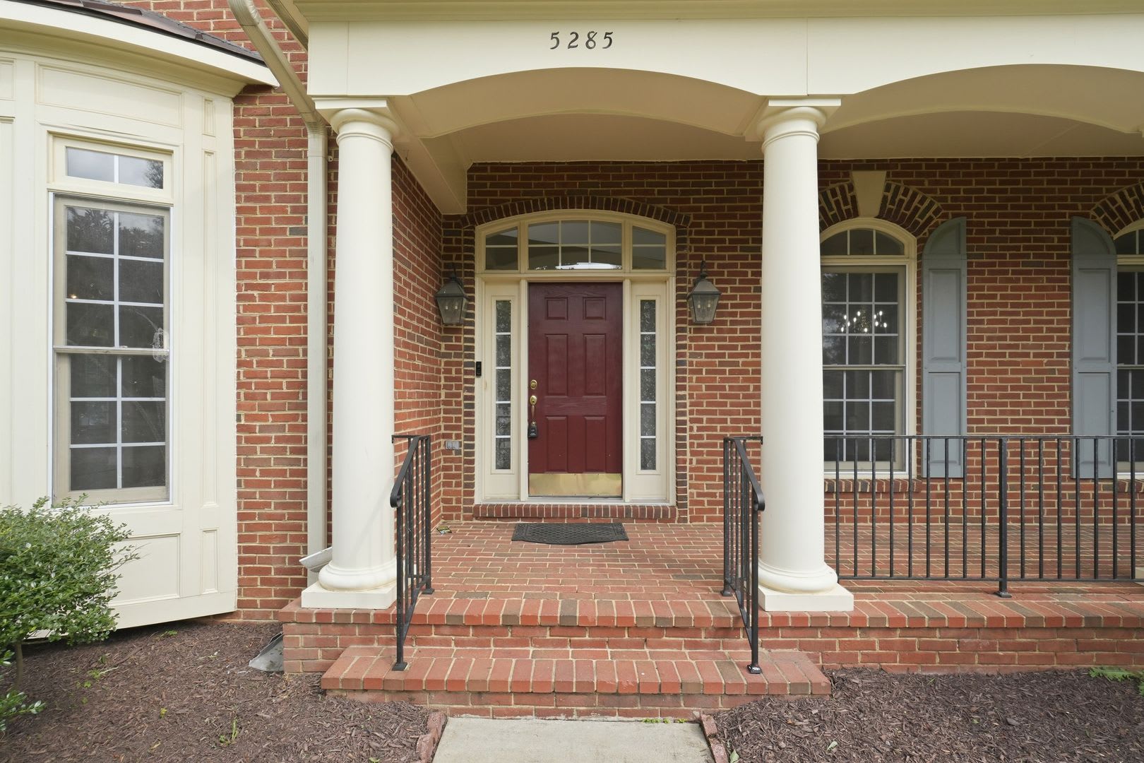 This impressive home combines elegance, comfort, and everyday convenience. – photo 4