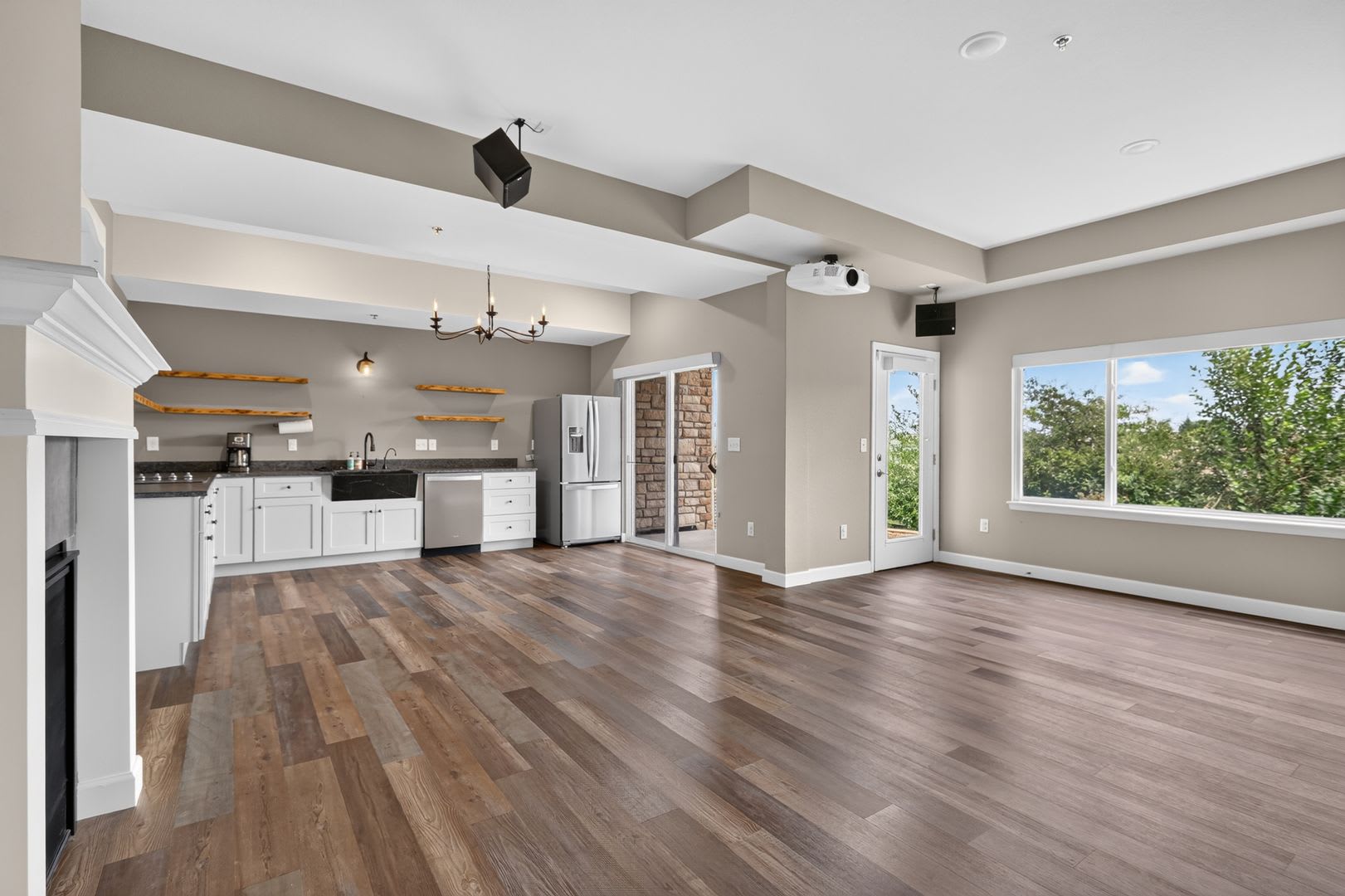 Updated 3BD/3BA Townhome: Quartz Counters, Full Basement Suite/Home Theater, Central A/C – photo 3