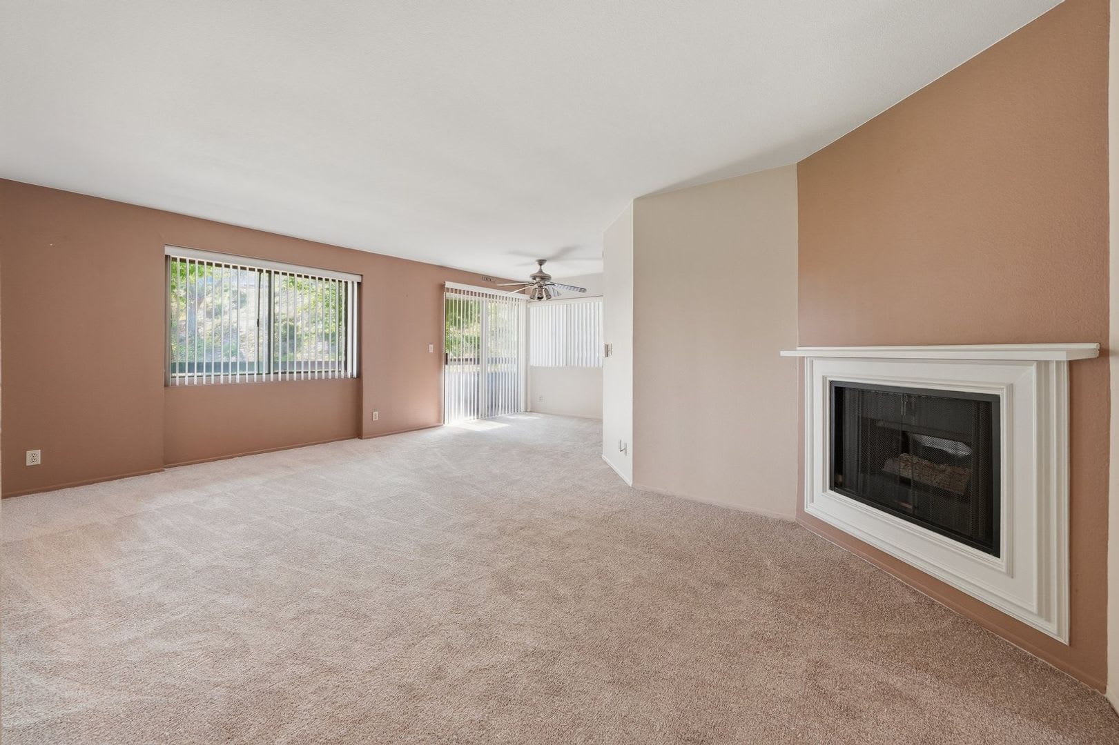 Great Location overlooking park and pool – photo 4