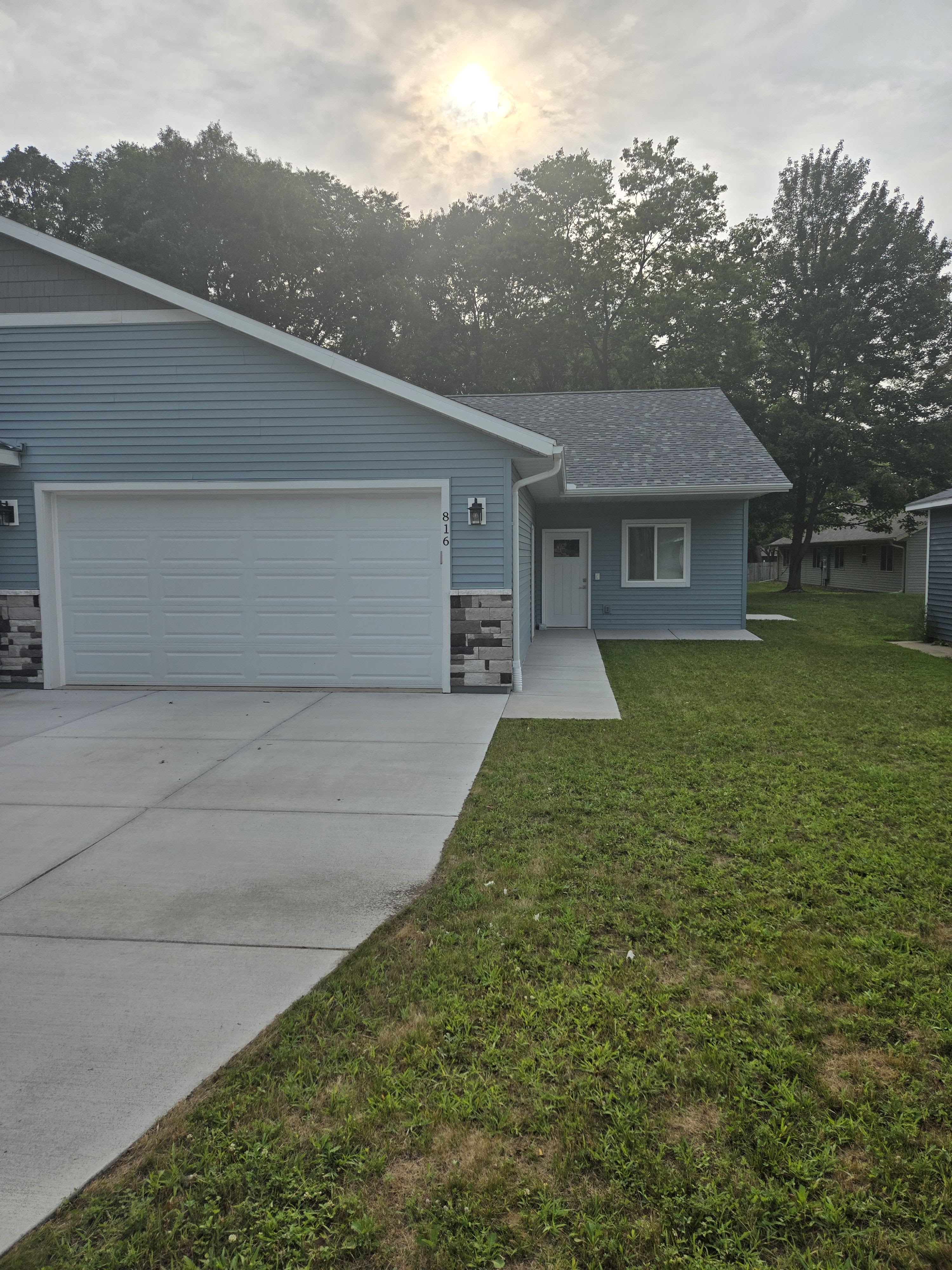 816 10Th St W – photo 1