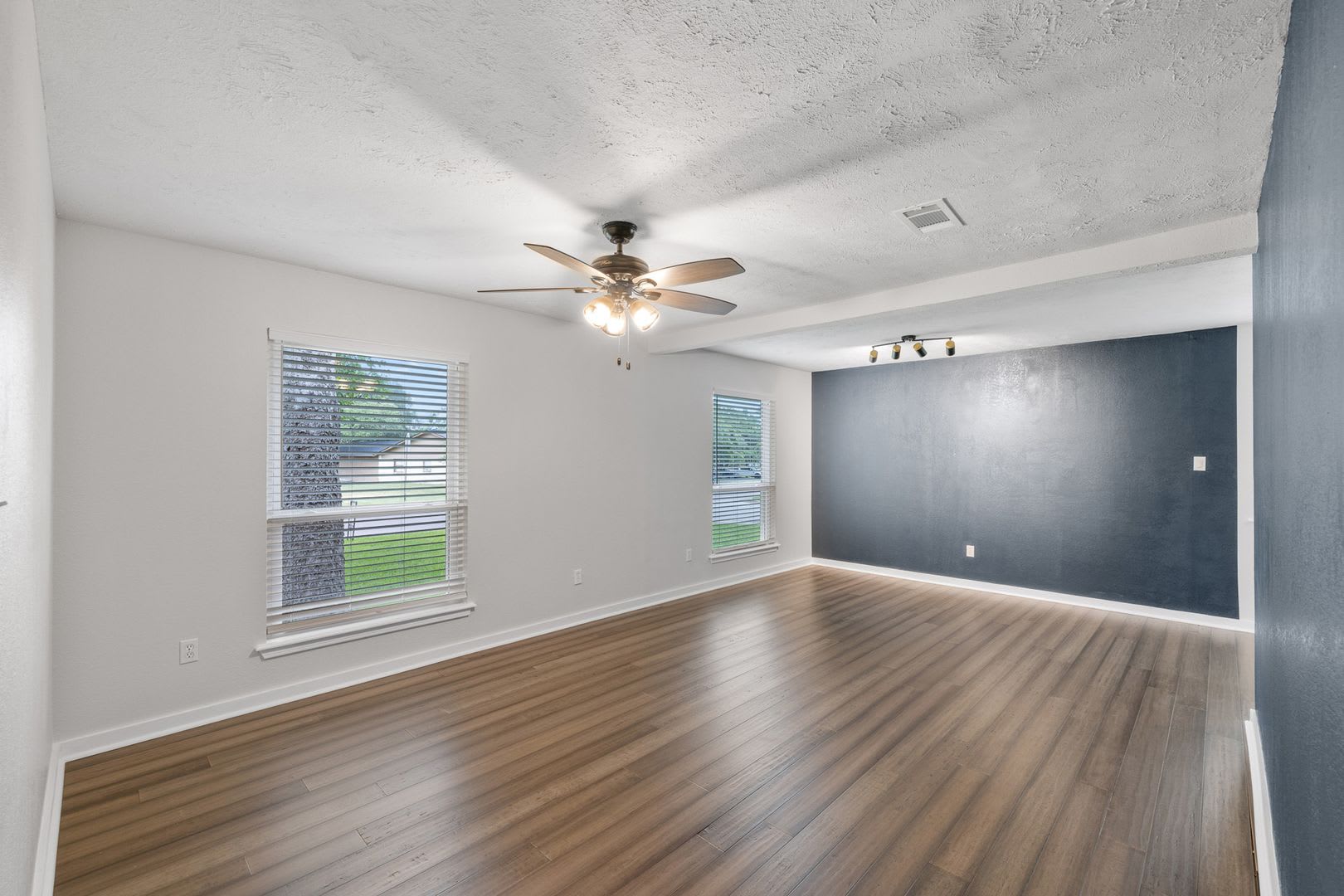September Move In 4 Bed 2 Bath House In South Knoll W Huge Yard – photo 3