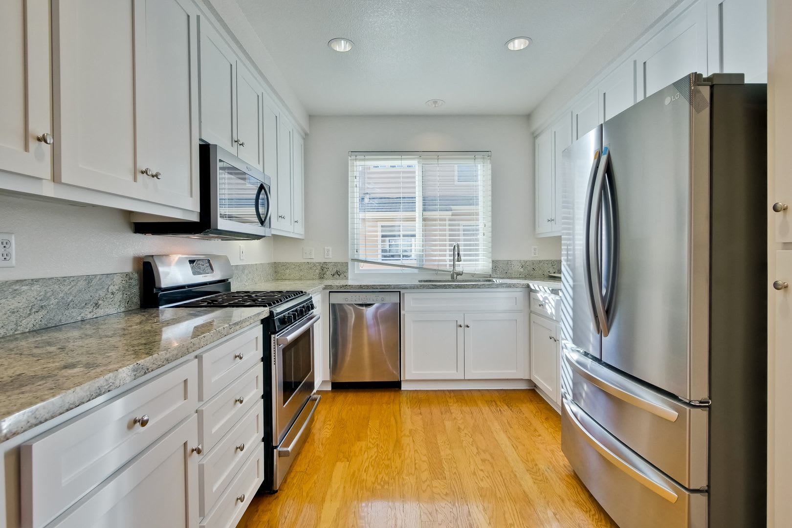 Large 3 Bed 3 Bath Townhouse – photo 1