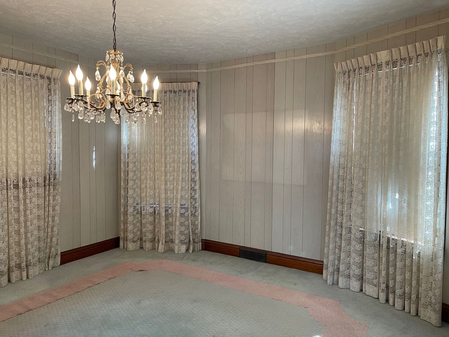Cute & Retro 3 Bedroom Home in Midtown w/ Garage! – photo 3