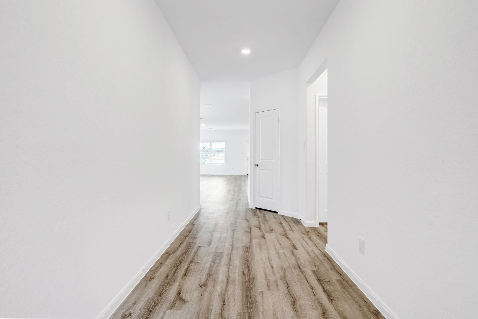 ***MOVE-IN SPECIAL: TWO WEEKS FREE***Spacious Single-Story with Dual Primary Suites – photo 3