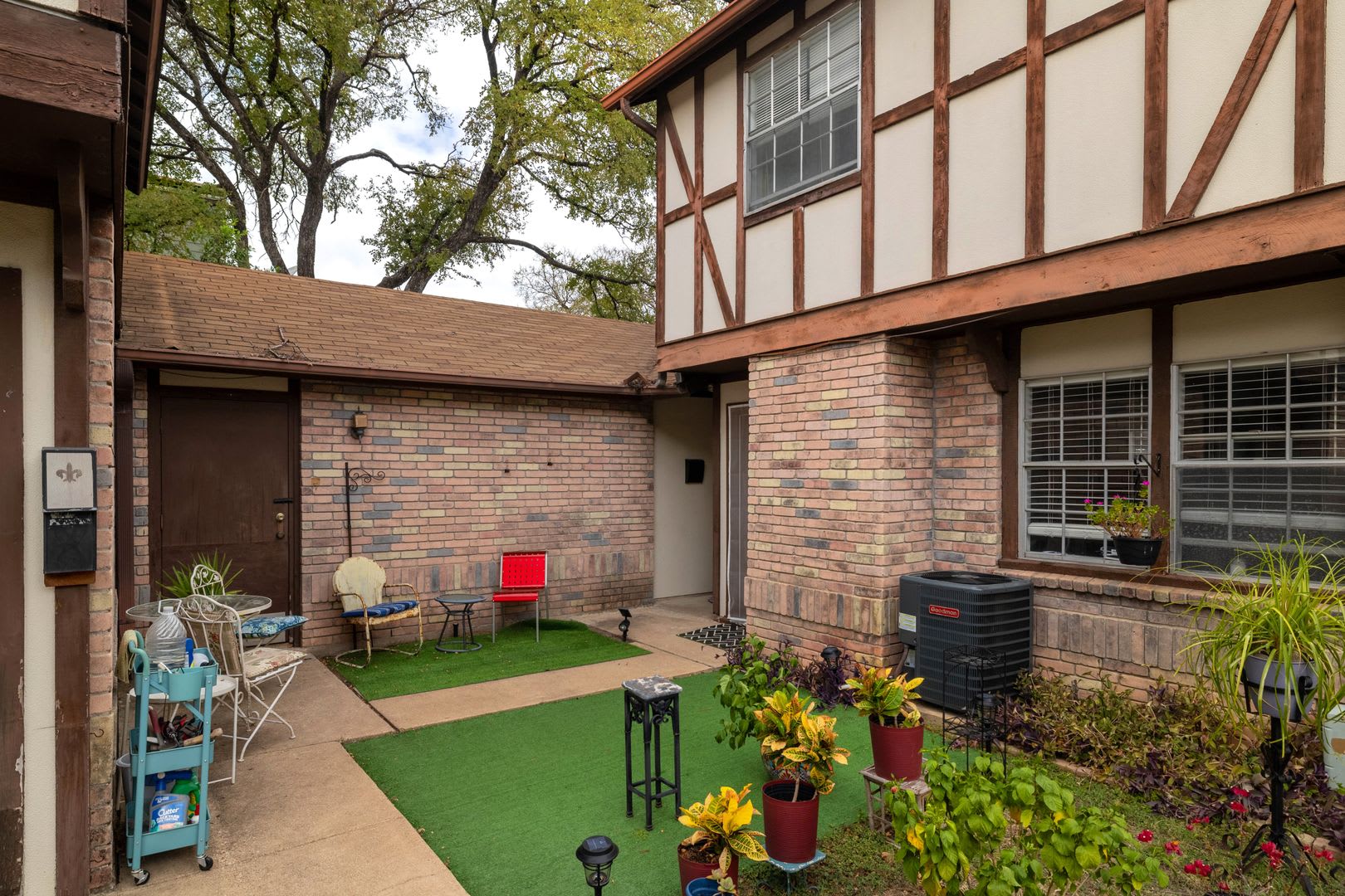Available: 1 BD / 1 BA Northwest Hills Townhome – photo 2