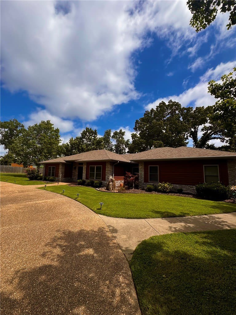 723 Lakeview Drive – photo 2