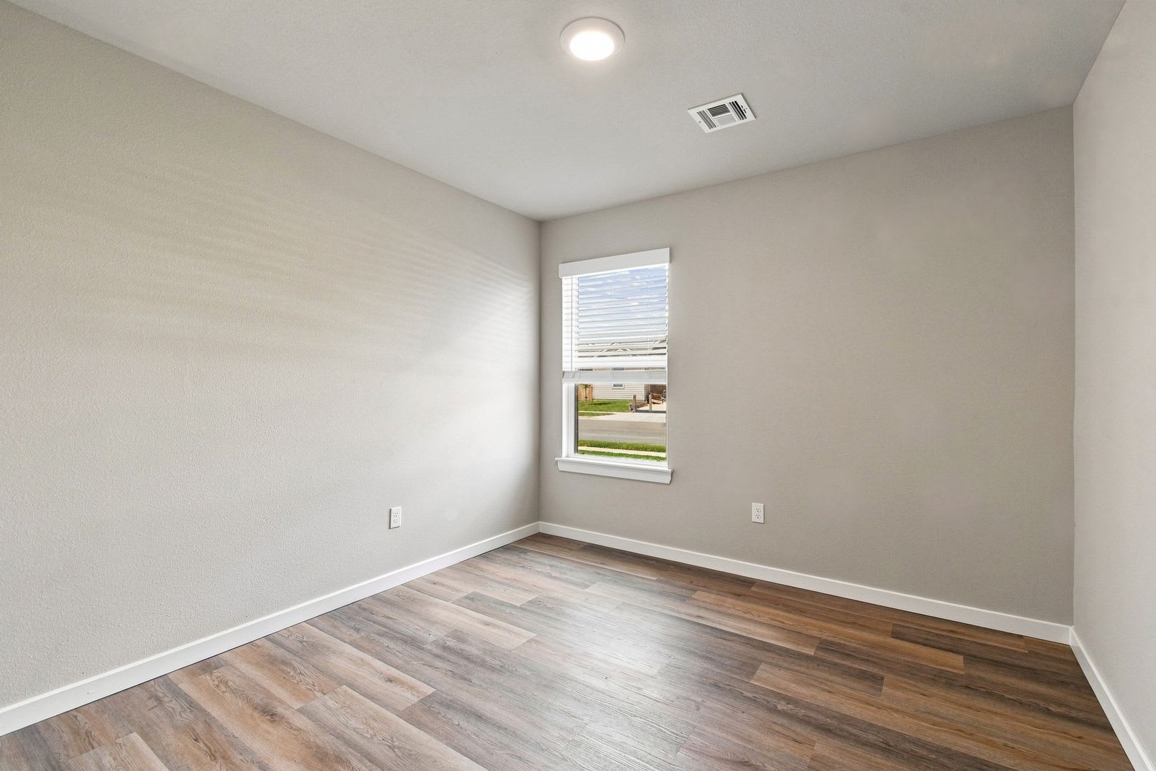 Brand New 4 Bedroom DR Horton Home! Available for Immediate Move in *BA Schools* – photo 4