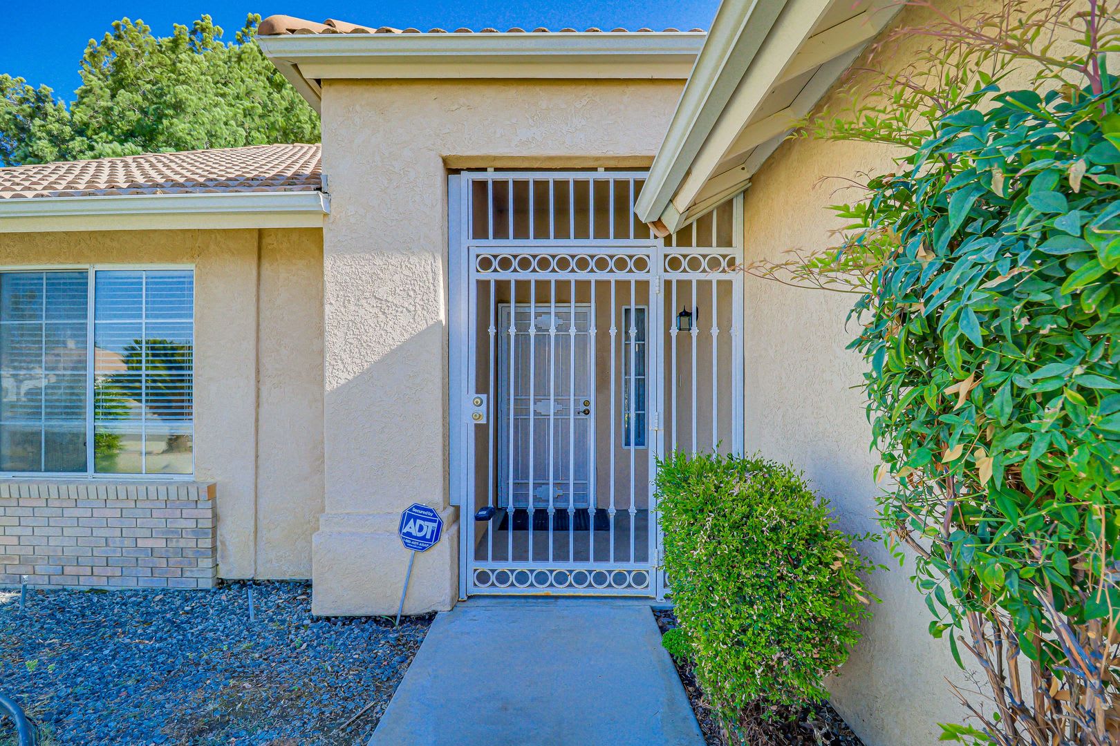 Spacious Home in SW Bakersfield! – photo 2