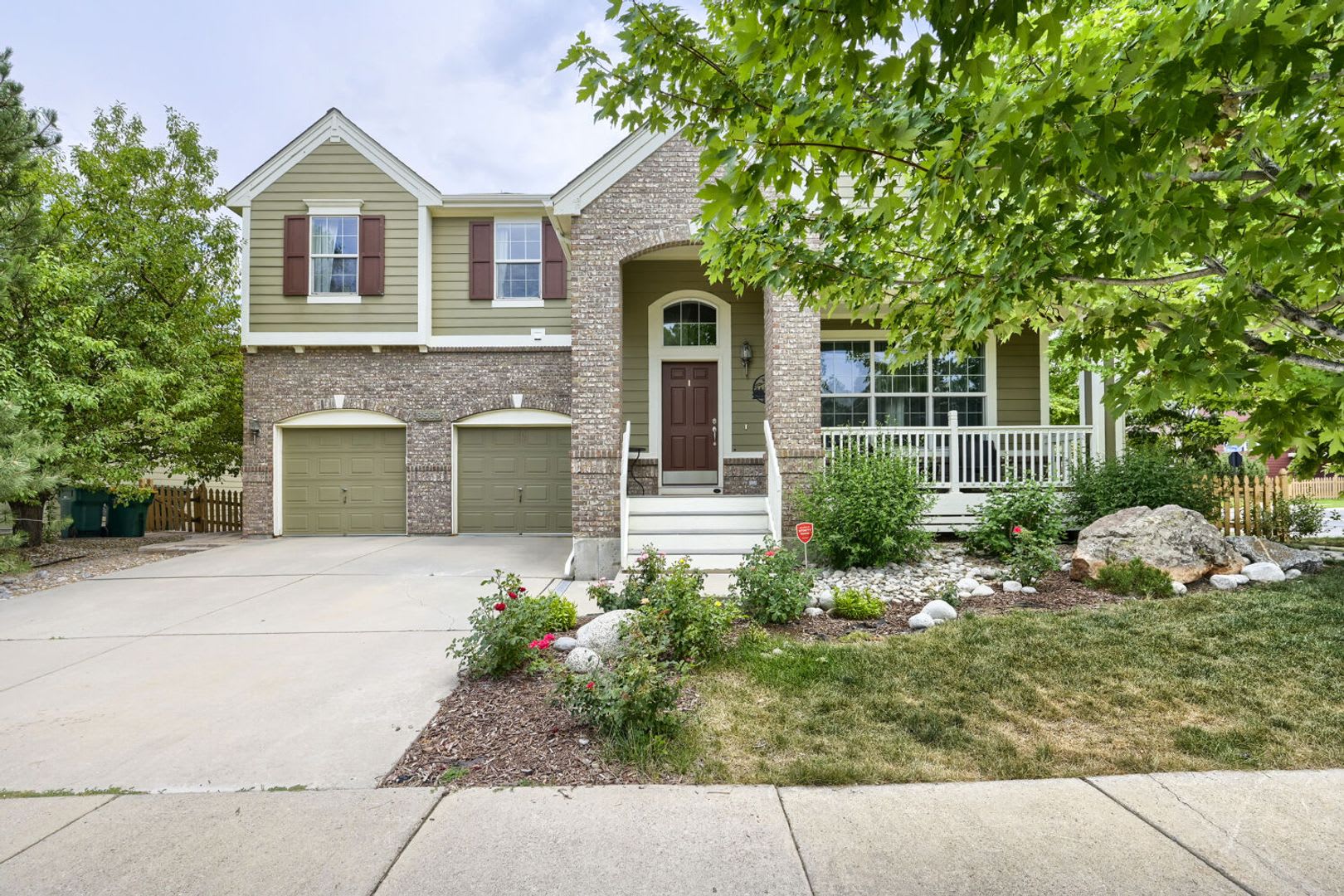 Stunning 4 bed, 4 bath on Corner Lot! Available Mid-August! – photo 2