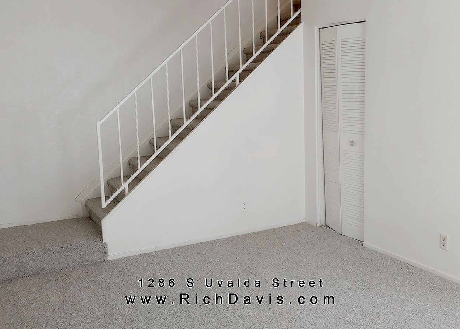 2 bed, 1 Bath, 900 sqft with washer/dryer hookups and 1 car garage – photo 4
