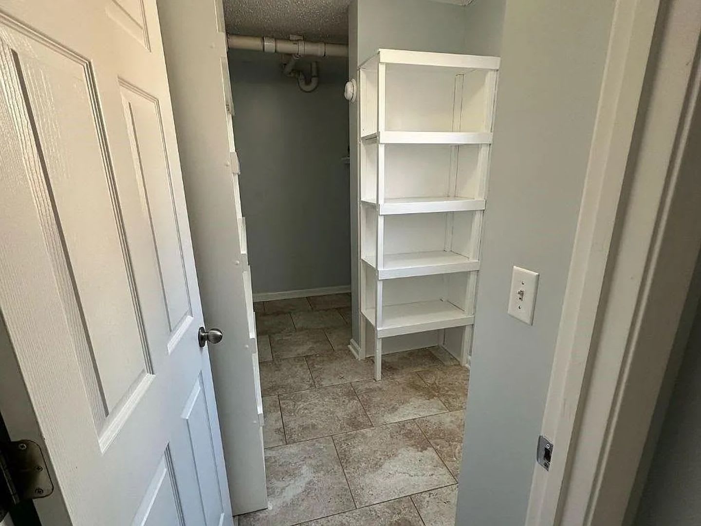 Room in 4 Bedroom Home at Lakeview Dr – photo 3